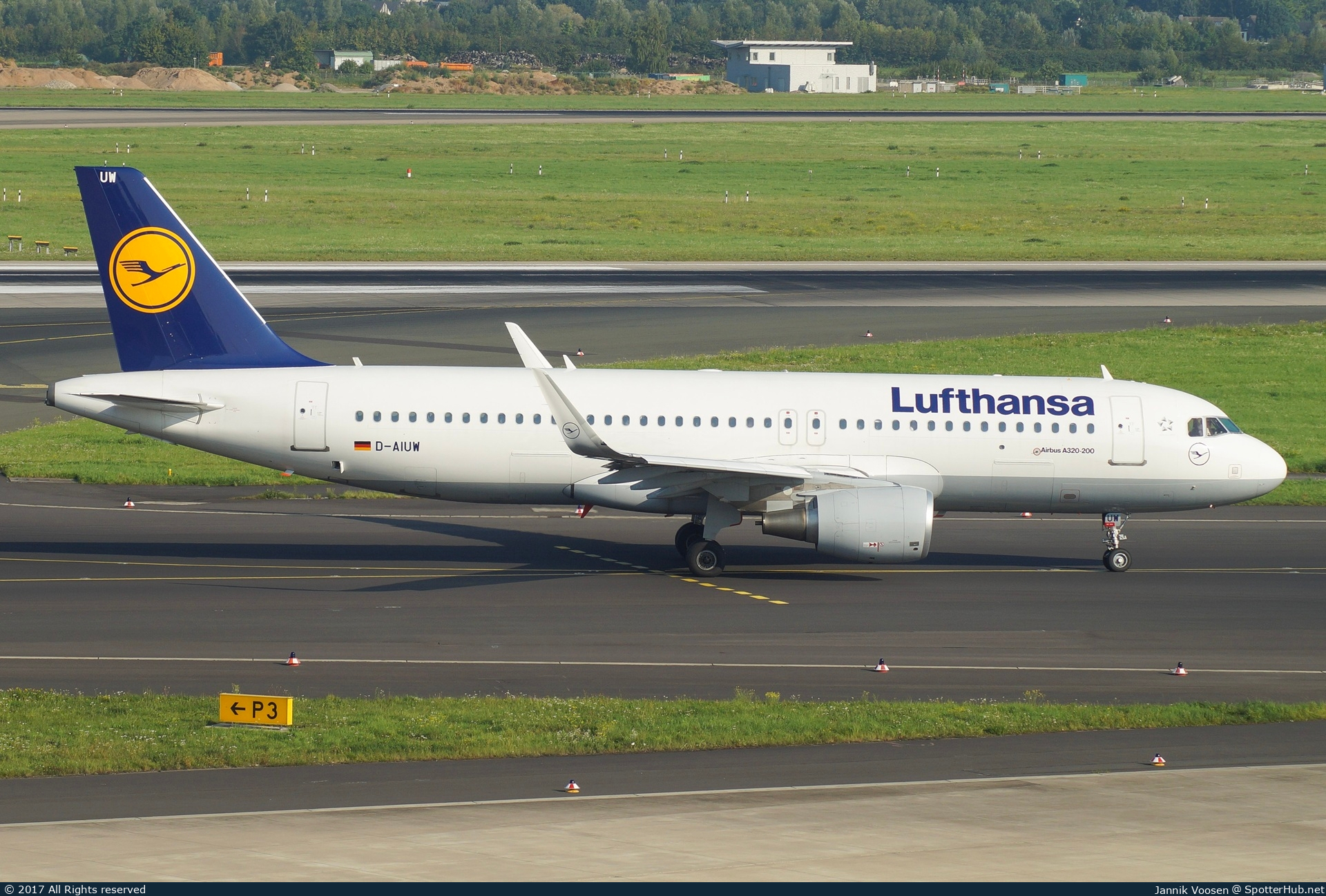 Photo of D-AIUW - Airbus A320-214 operated by Lufthansa