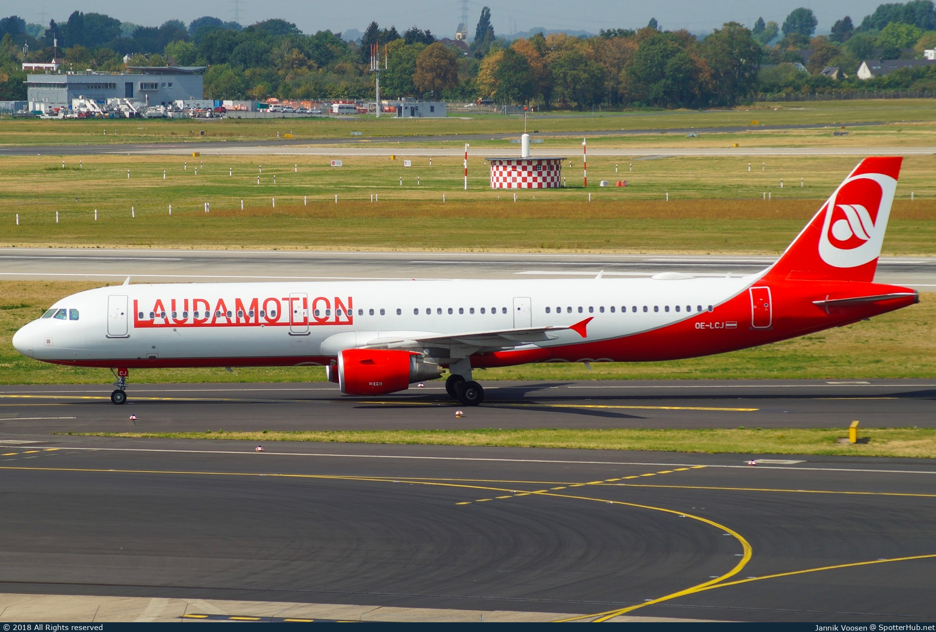 Photo of OE-LCJ - Airbus A321-211 operated by Laudamotion