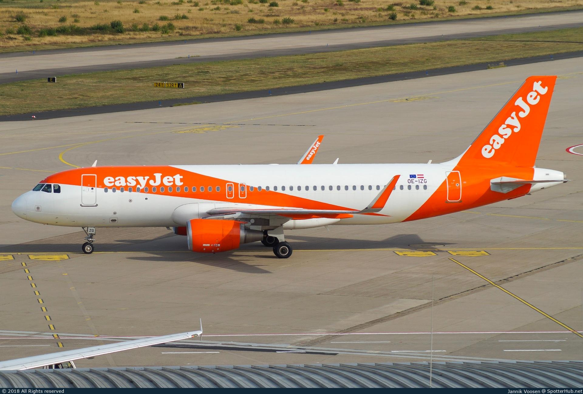 Photo of OE-IZG - Airbus A320-214 operated by easyJet Europe