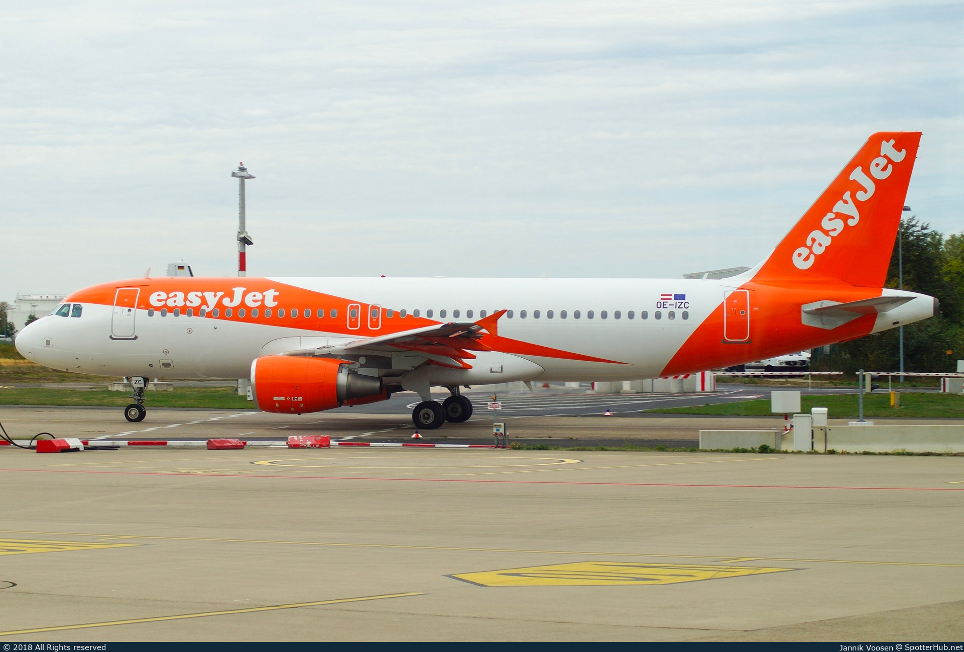 Photo of OE-IZC - Airbus A320-214 operated by easyJet Europe