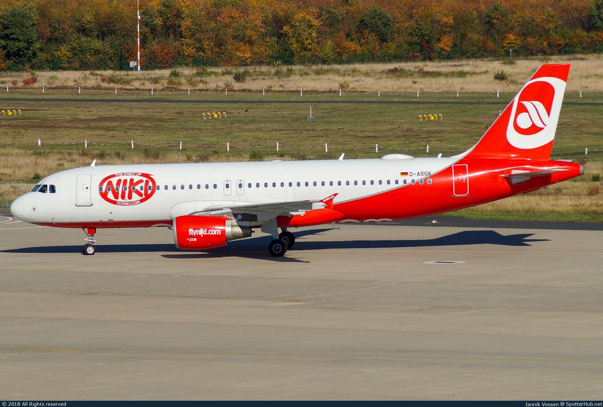 Photo of D-ASGK - Airbus A320-214 operated by Sundair