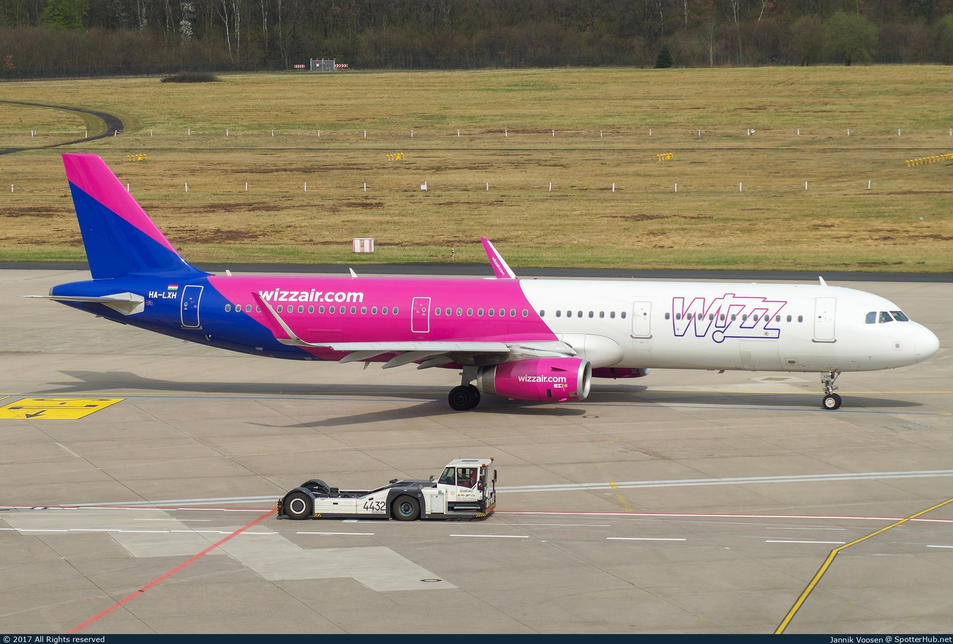 Photo of HA-LXH - Airbus A321-231 operated by Wizz Air