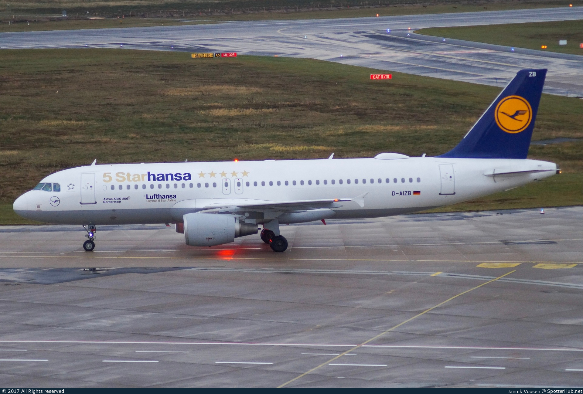 Photo of D-AIZB - Airbus A320-214 operated by Lufthansa