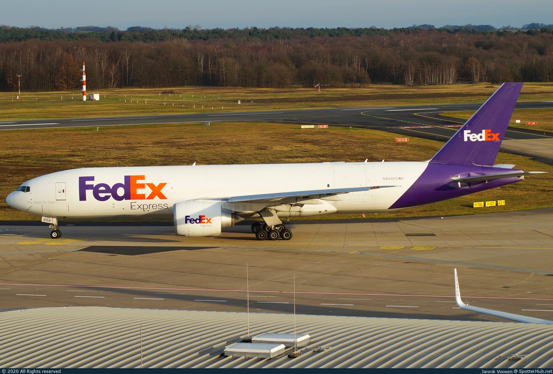 Photo of N858FD - Boeing 777-FS2 operated by FedEx