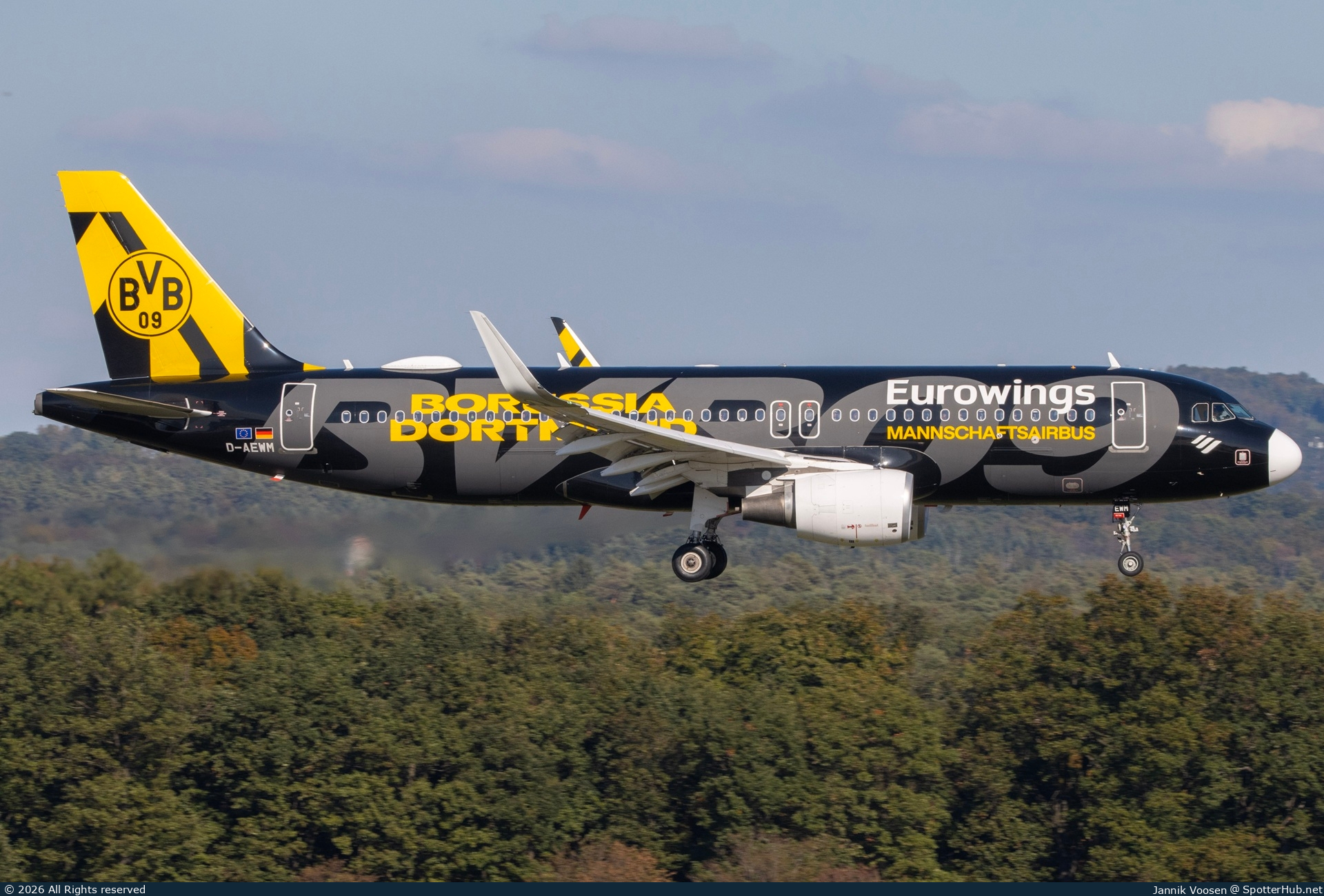 Photo of D-AEWM - Airbus A320-214 operated by Eurowings