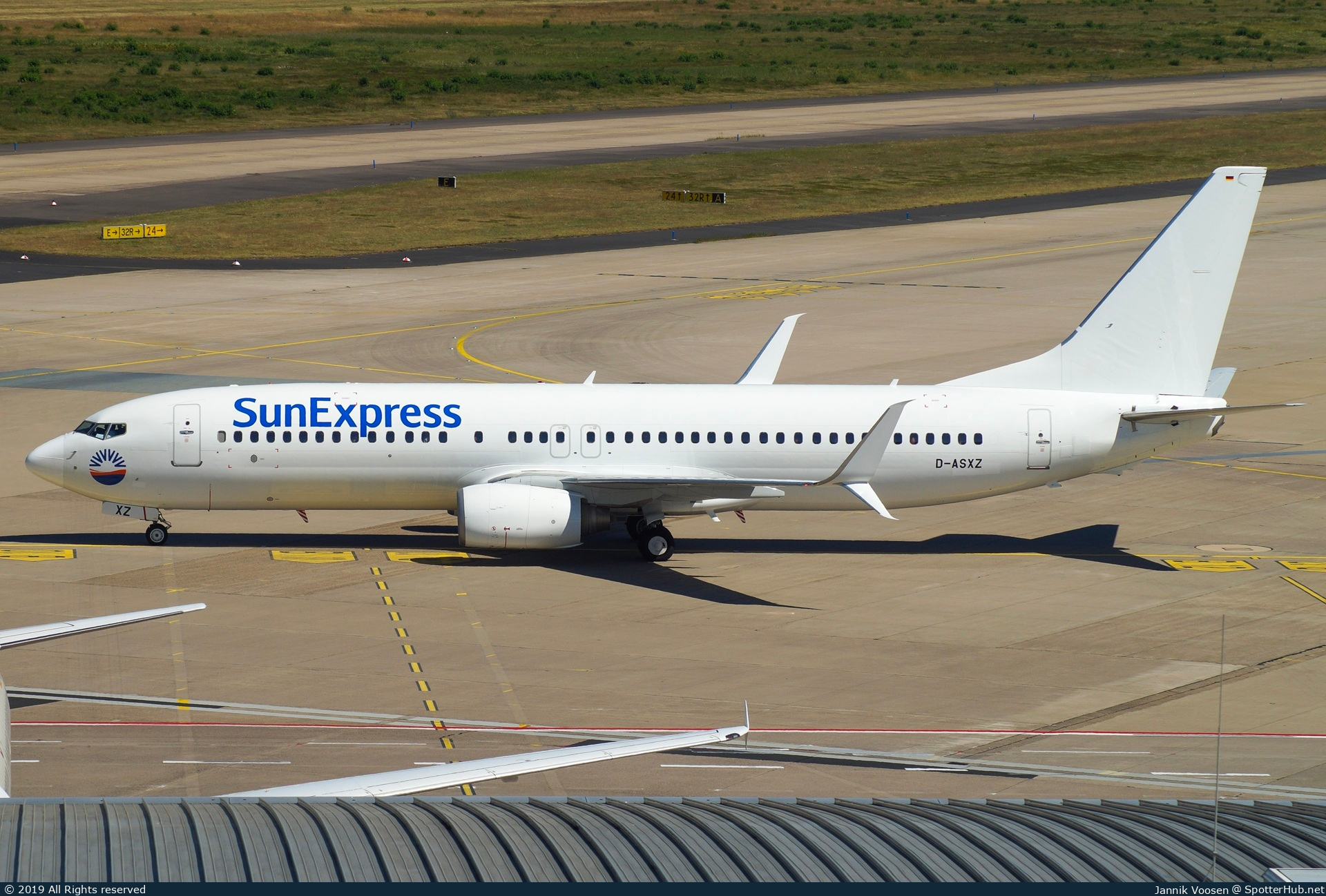 Photo of D-ASXZ - Boeing 737-8K5 operated by SunExpress Germany