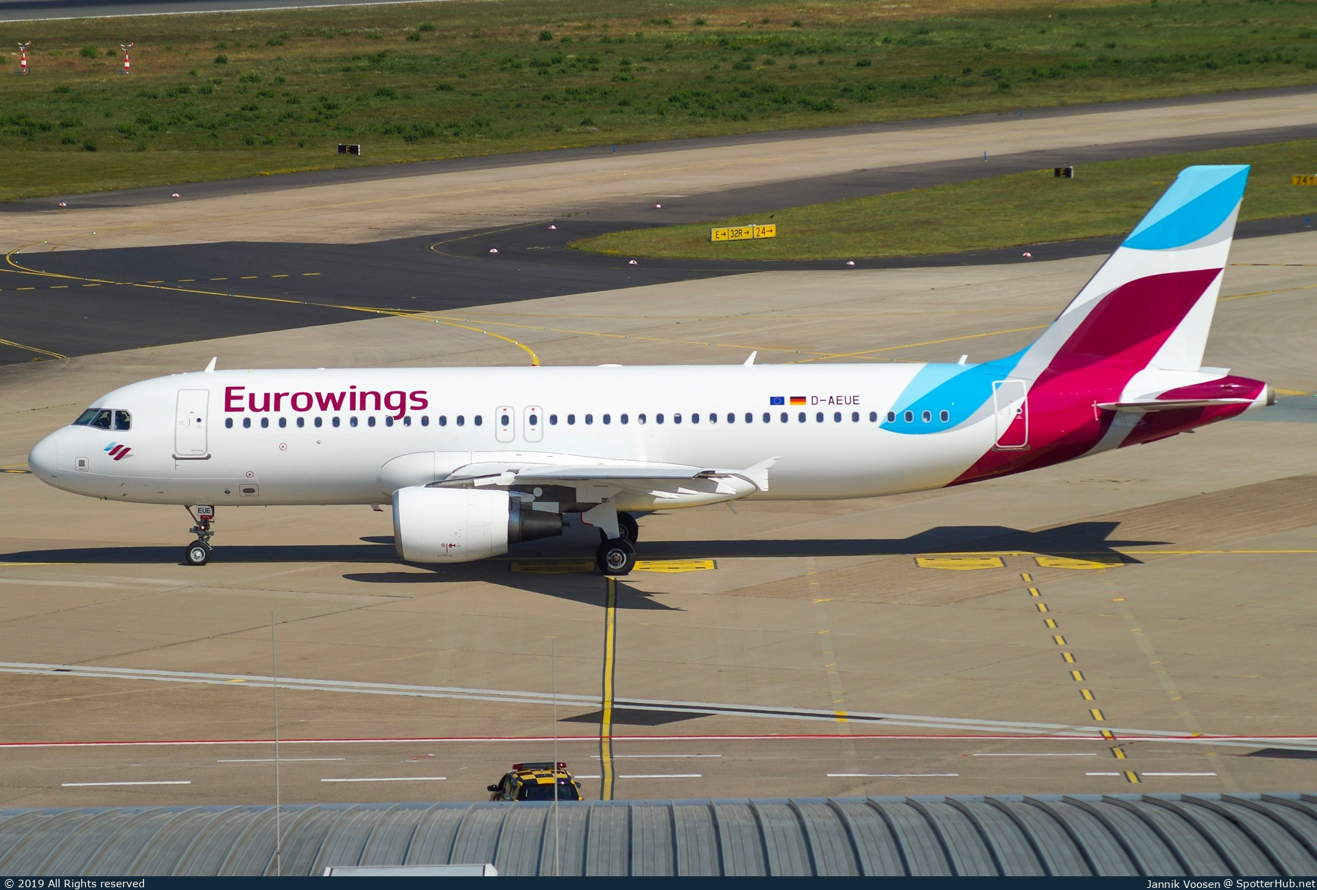 Photo of D-AEUE - Airbus A320-214 operated by Eurowings