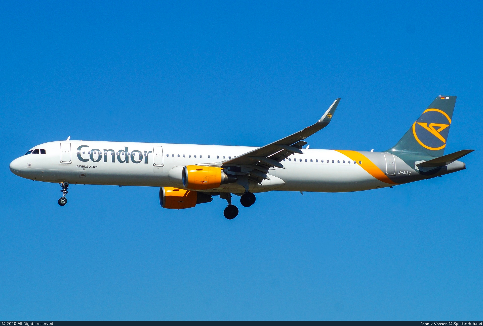 Photo of D-AIAC - Airbus A321-211 operated by Condor