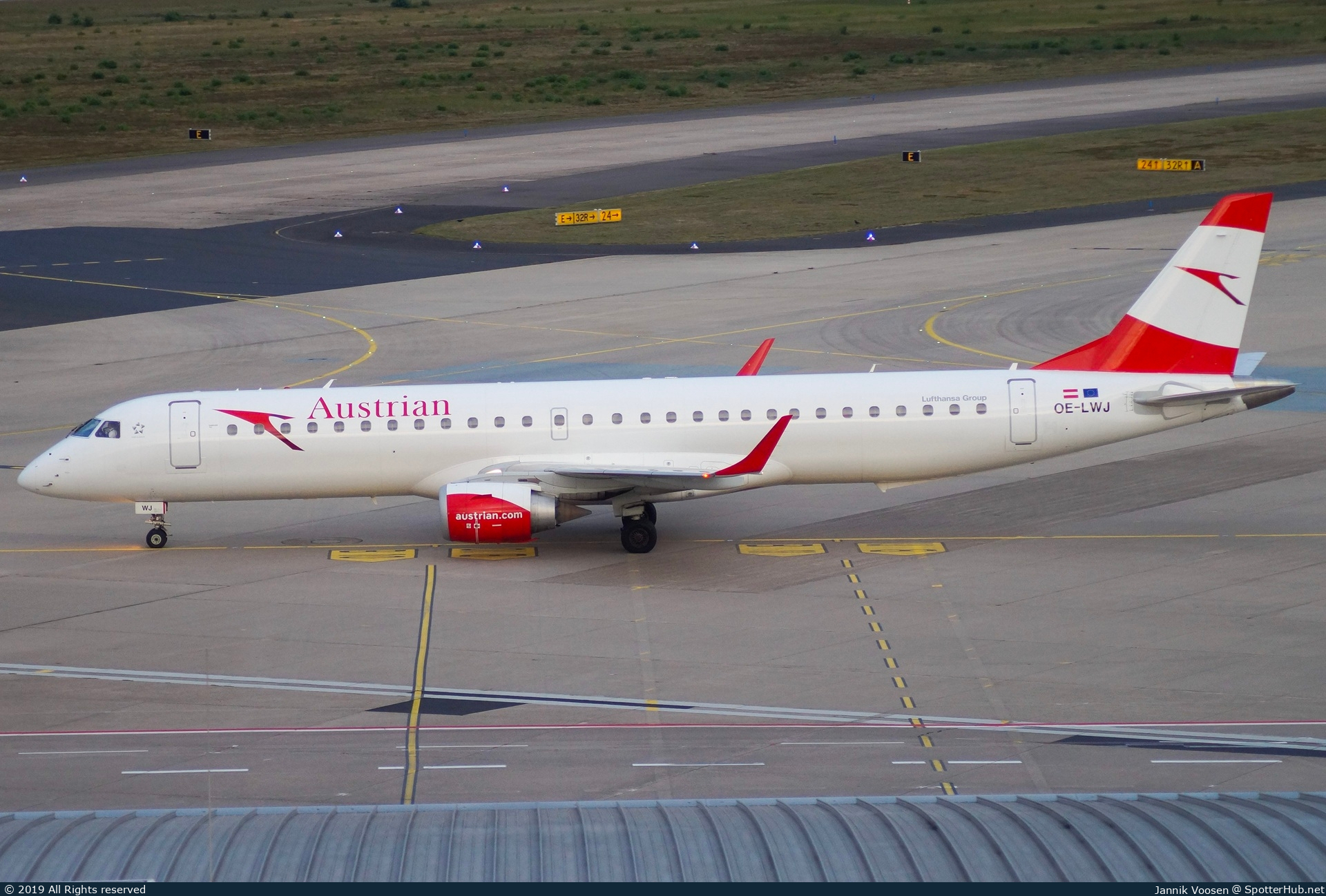 Photo of OE-LWJ - Embraer ERJ-195LR operated by Austrian Airlines