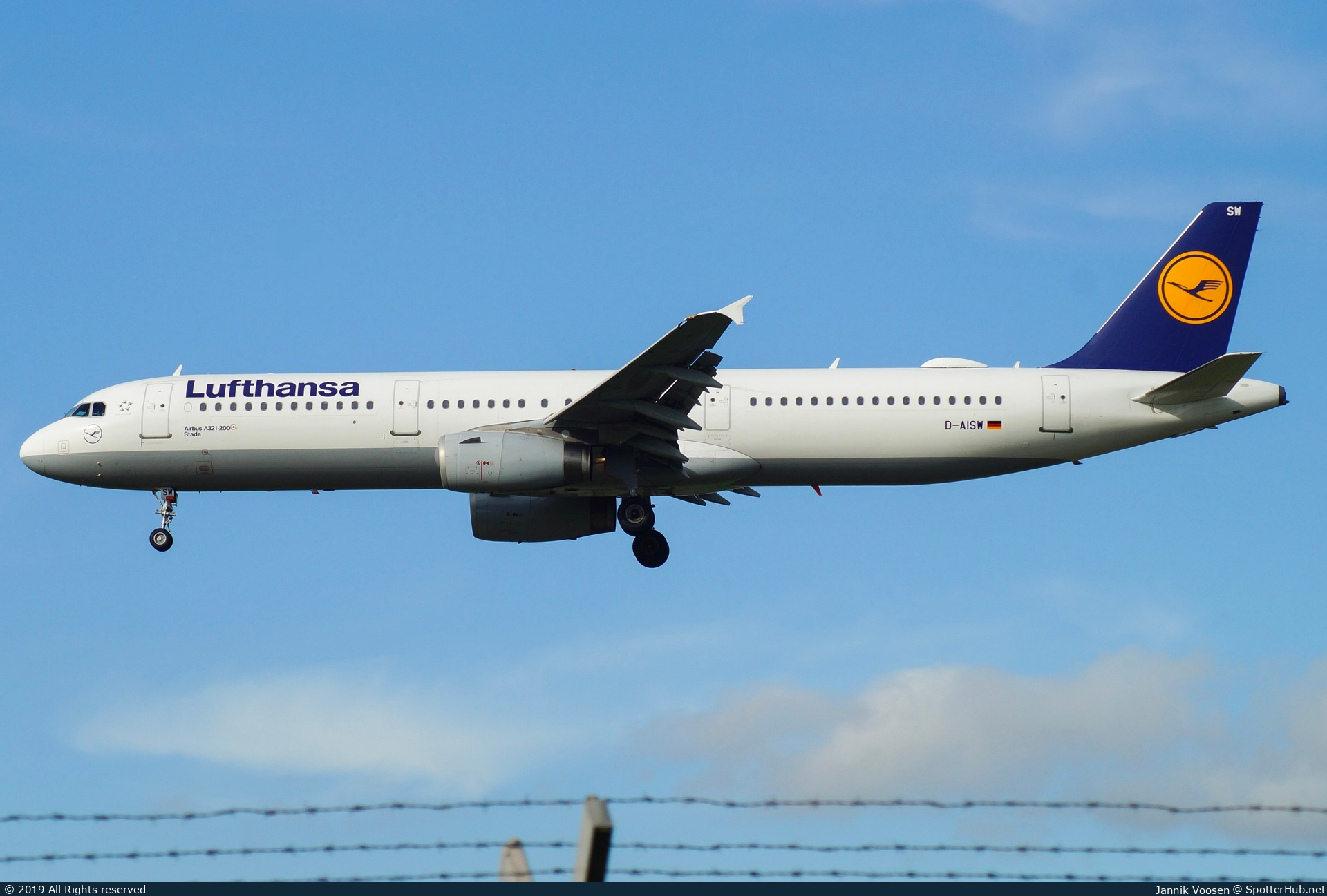 Photo of D-AISW - Airbus A321-231 operated by Lufthansa