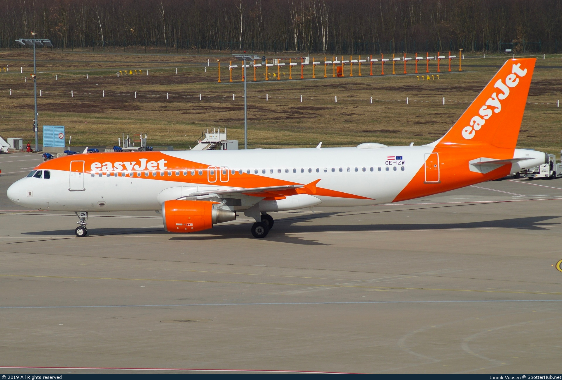 Photo of OE-IZW - Airbus A320-214 operated by easyJet Europe