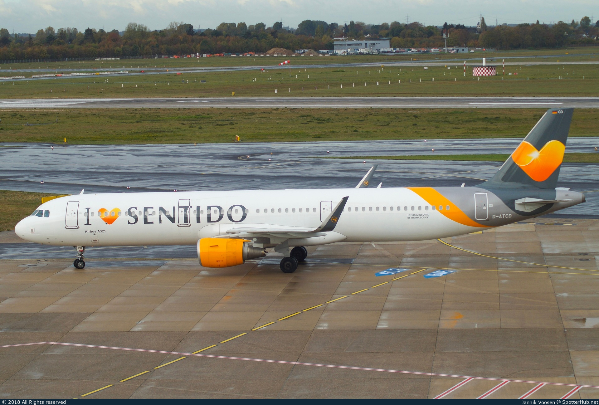 Photo of D-ATCD - Airbus A321-211 operated by Condor