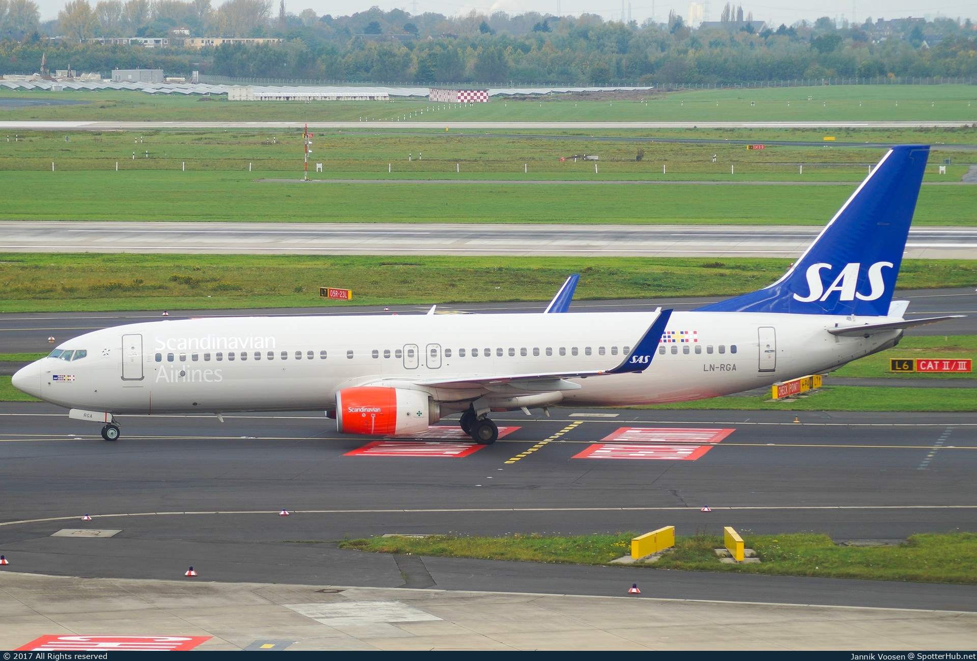Photo of LN-RGA - Boeing 737-86N operated by SAS Scandinavian Airlines