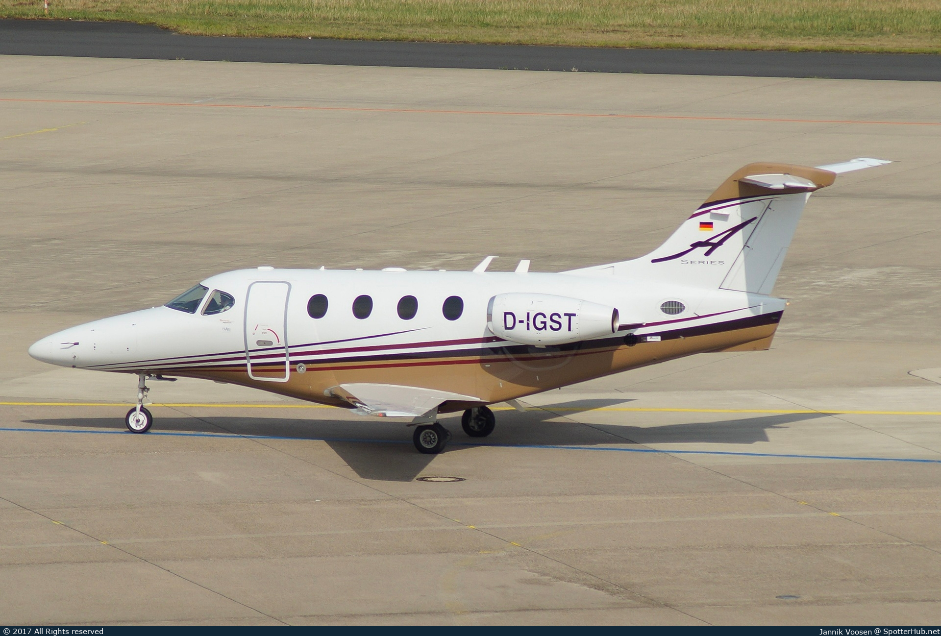 Photo of D-IGST - Hawker Beechcraft 390 Premier I operated by Peak Air