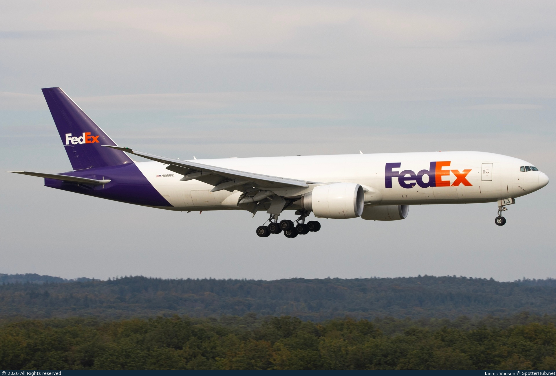 Photo of N869FD - Boeing 777-FS2 operated by FedEx