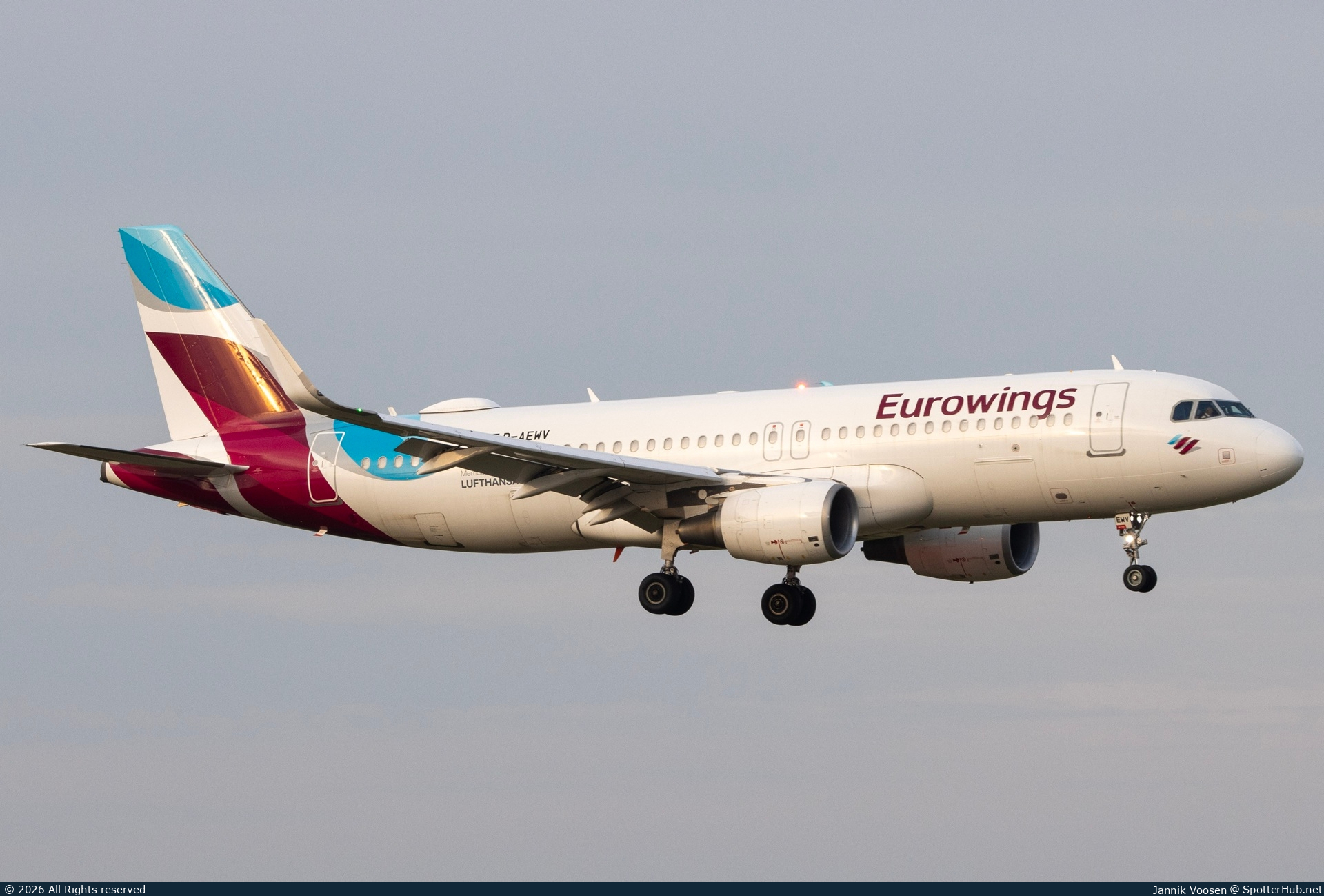 Photo of D-AEWV - Airbus A320-214 operated by Eurowings