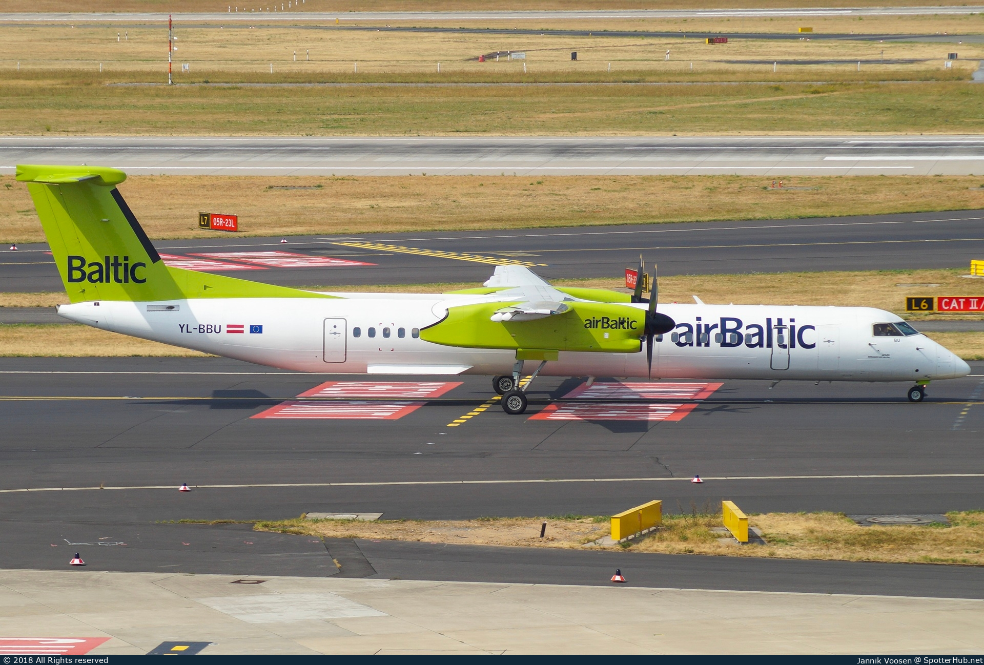 Photo of YL-BBU - Bombardier DHC-8-402 Dash 8 Q400 operated by airBaltic