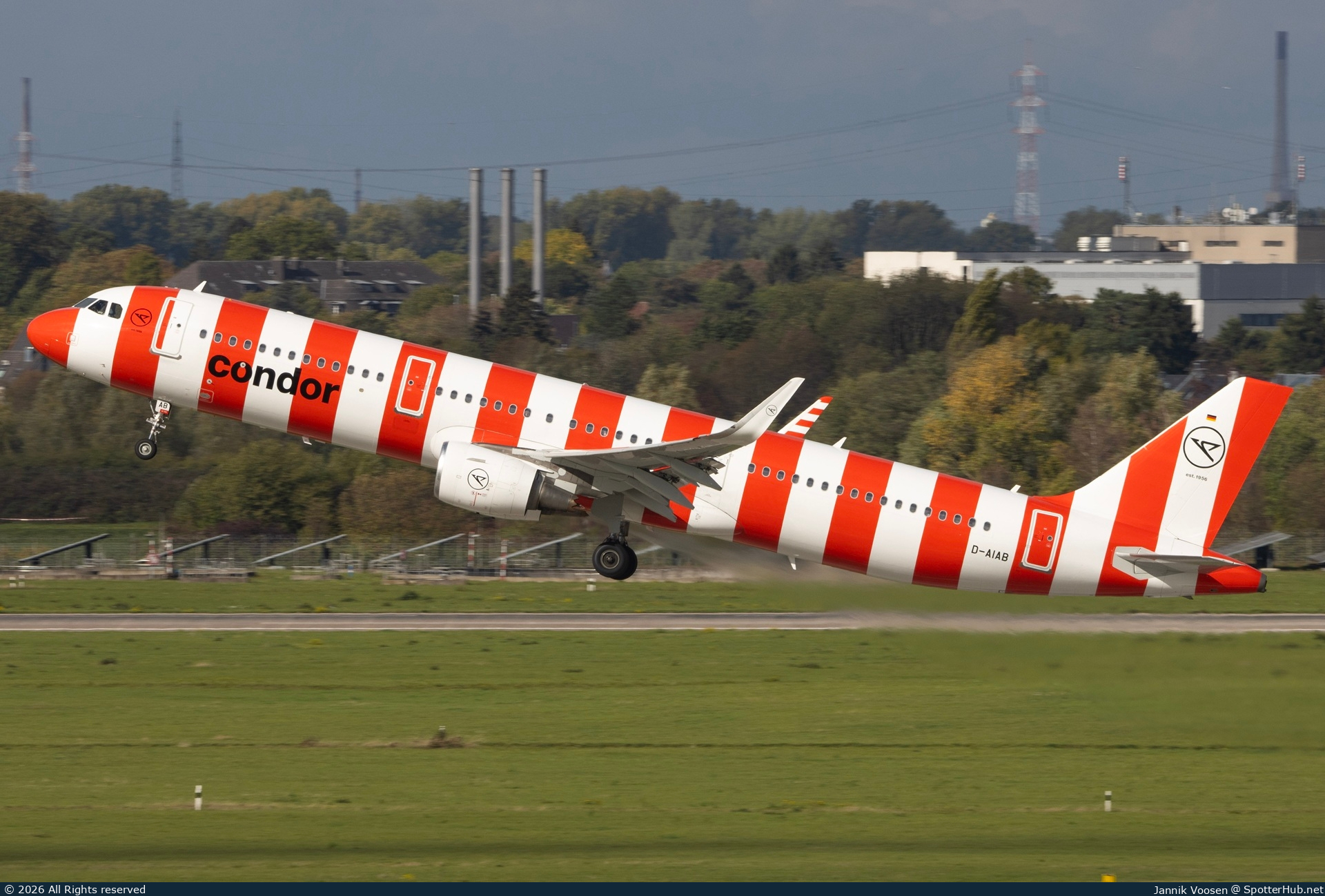 Photo of D-AIAB - Airbus A321-211 operated by Condor