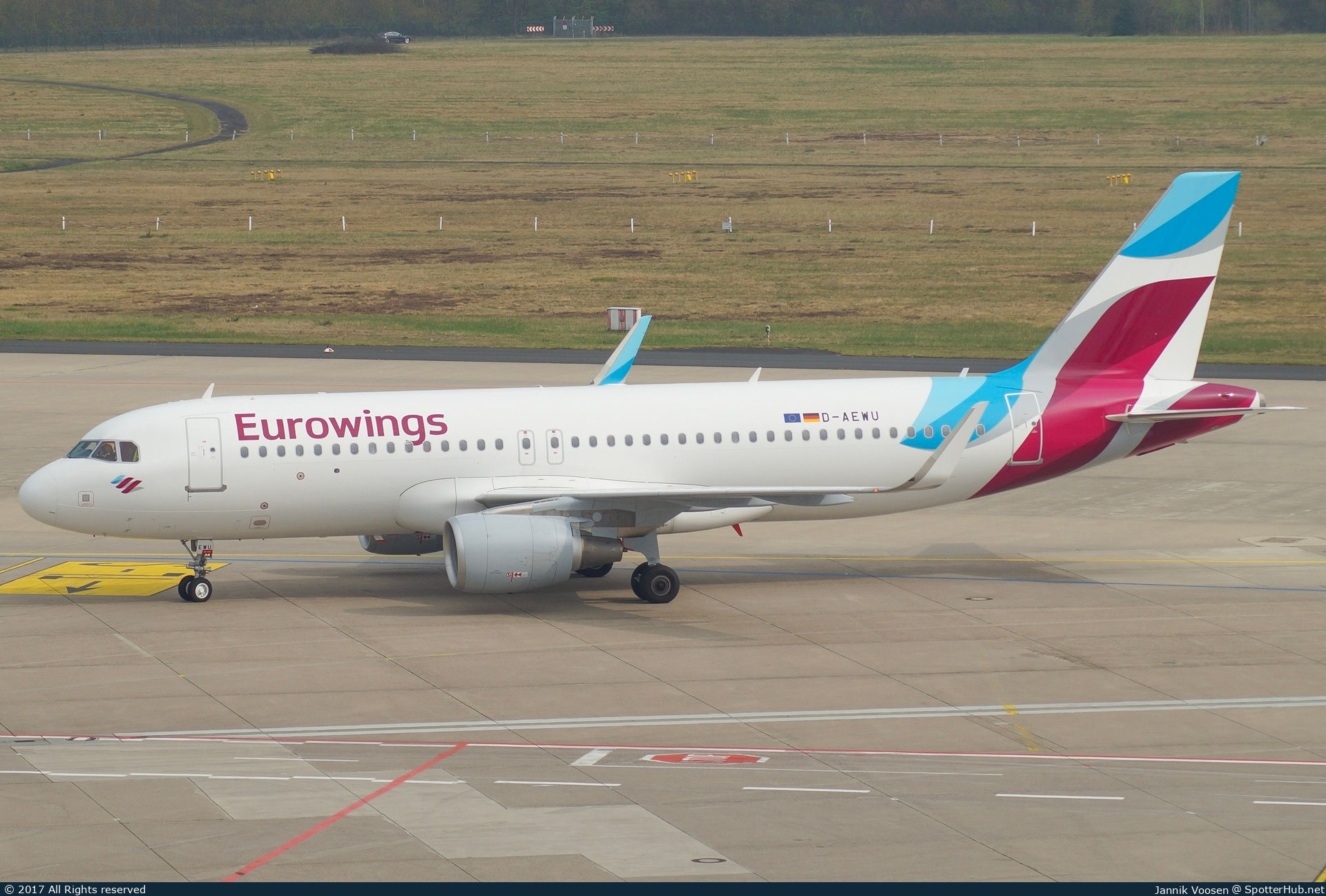 Photo of D-AEWU - Airbus A320-214 operated by Eurowings