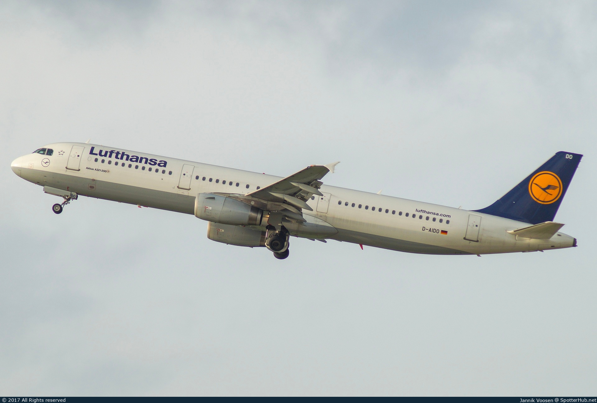Photo of D-AIDO - Airbus A321-231 operated by Lufthansa