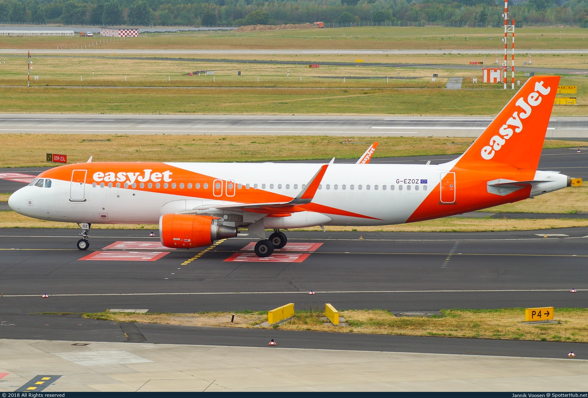Photo of G-EZOZ - Airbus A320-214 operated by easyJet