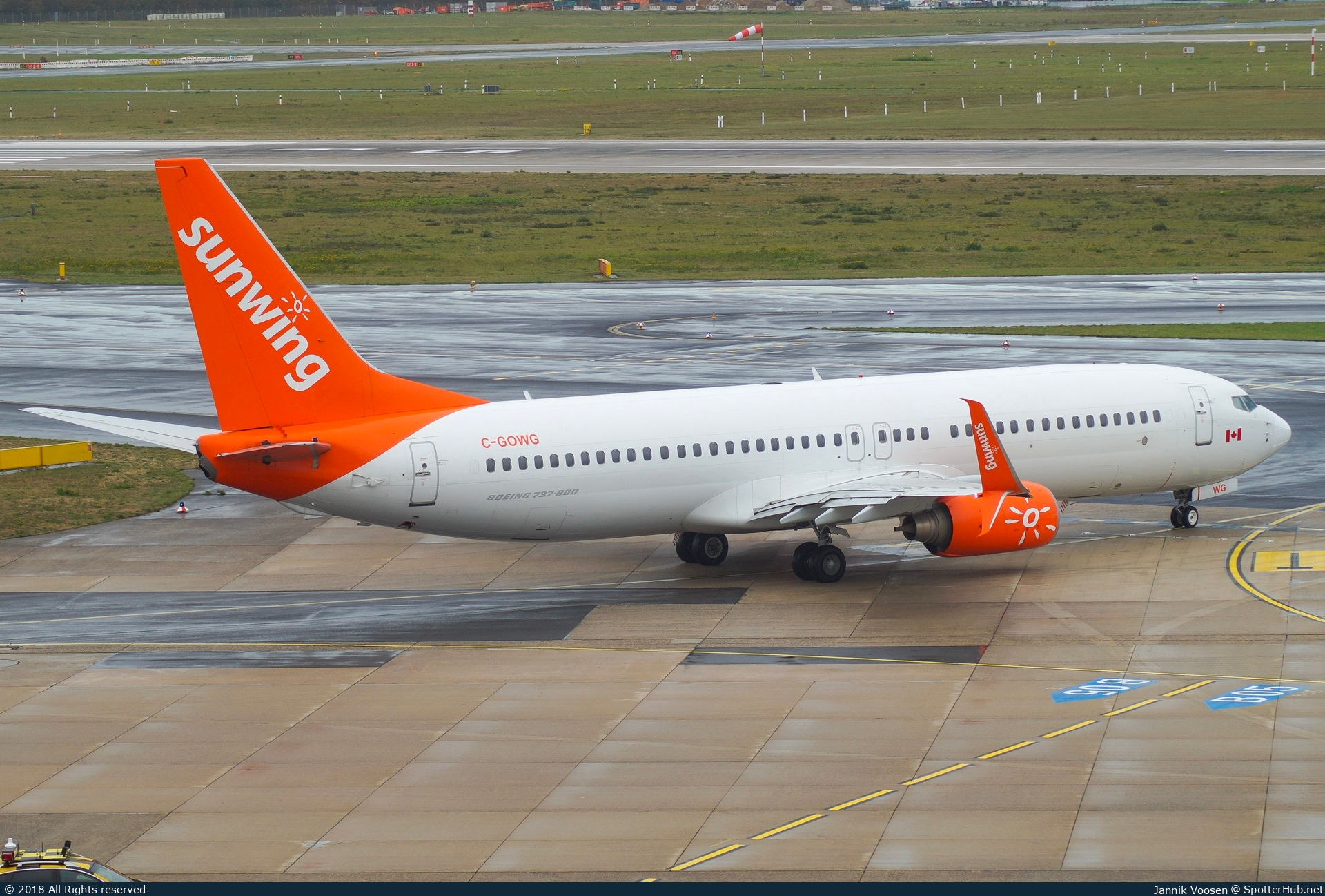 Photo of C-GOWG - Boeing 737-86J operated by Sunwing Airlines