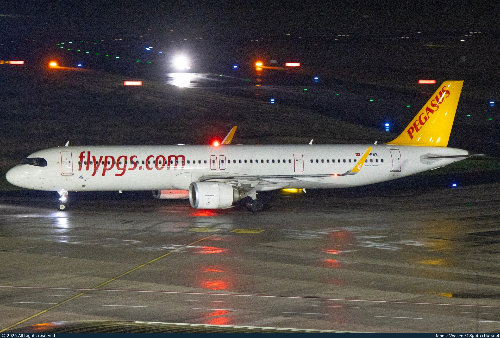 Photo of TC-RBS - Airbus A321-251NX operated by Pegasus Airlines
