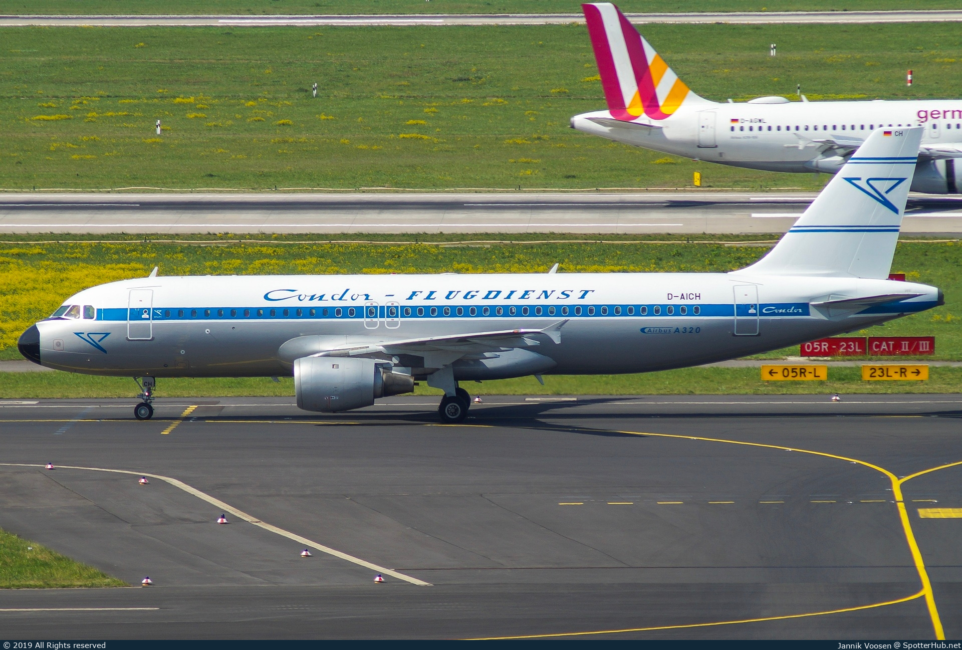 Photo of D-AICH - Airbus A320-212 operated by Condor