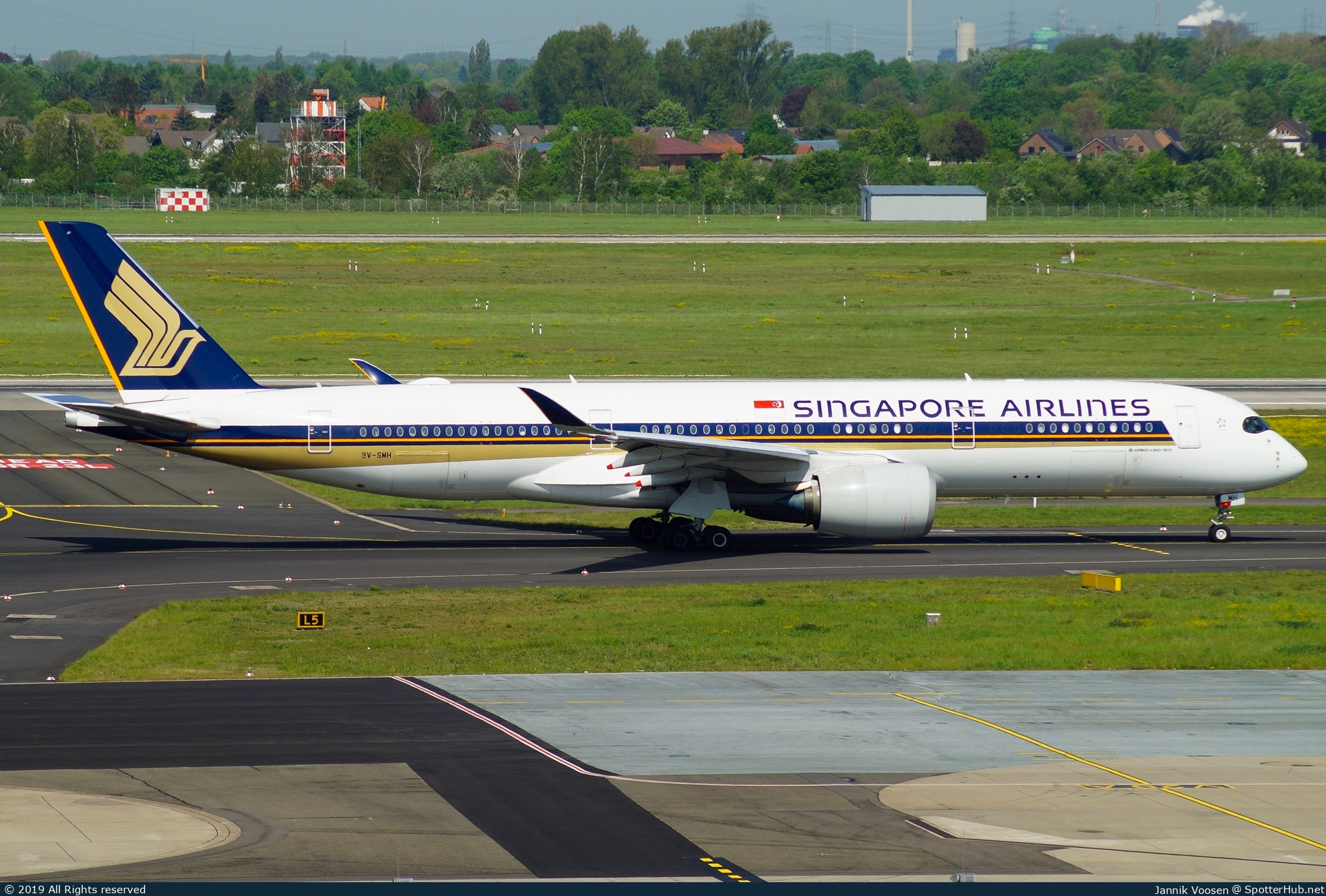 Photo of 9V-SMH - Airbus A350-941 operated by Singapore Airlines