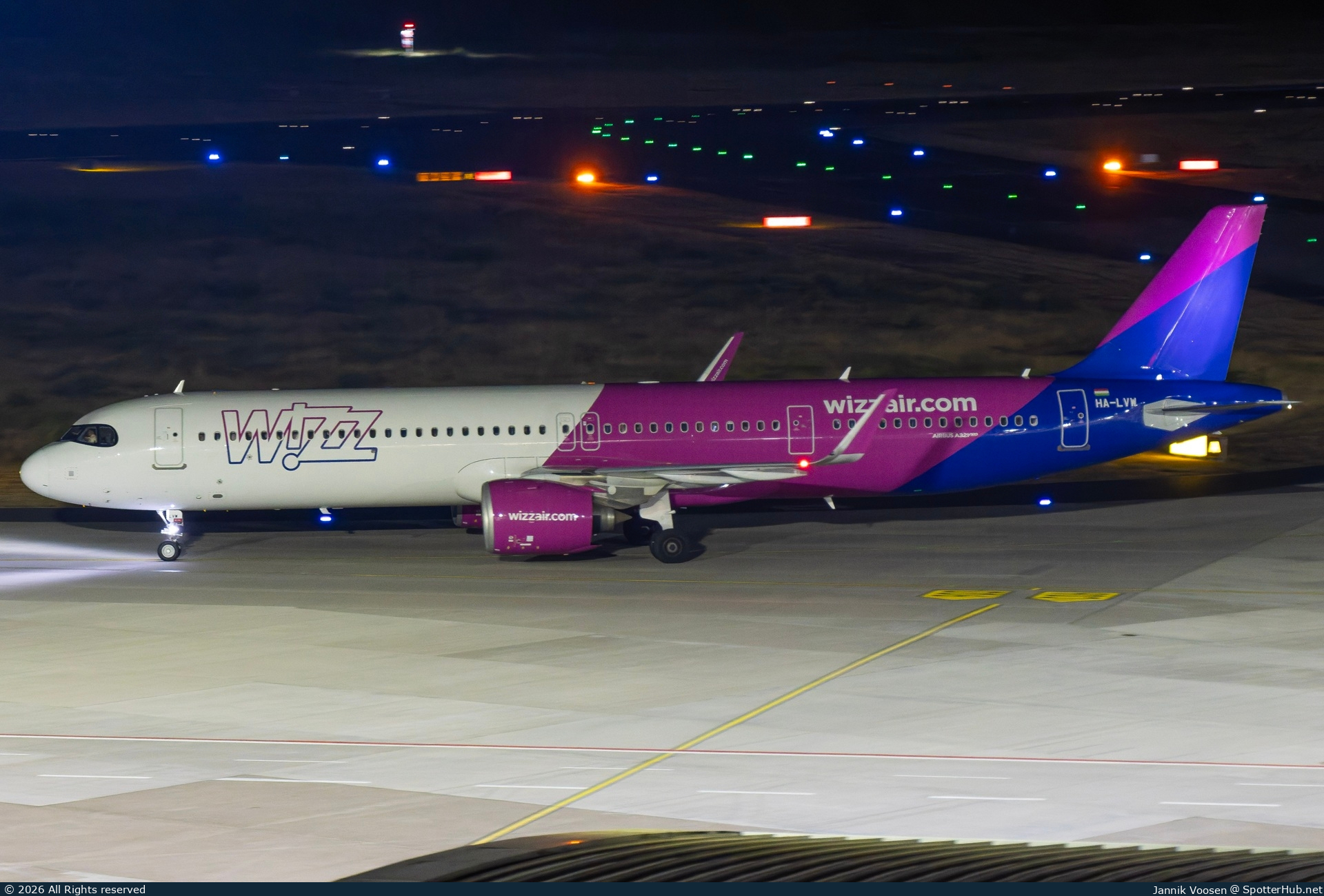 Photo of HA-LVW - Airbus A321-271NX operated by Wizz Air