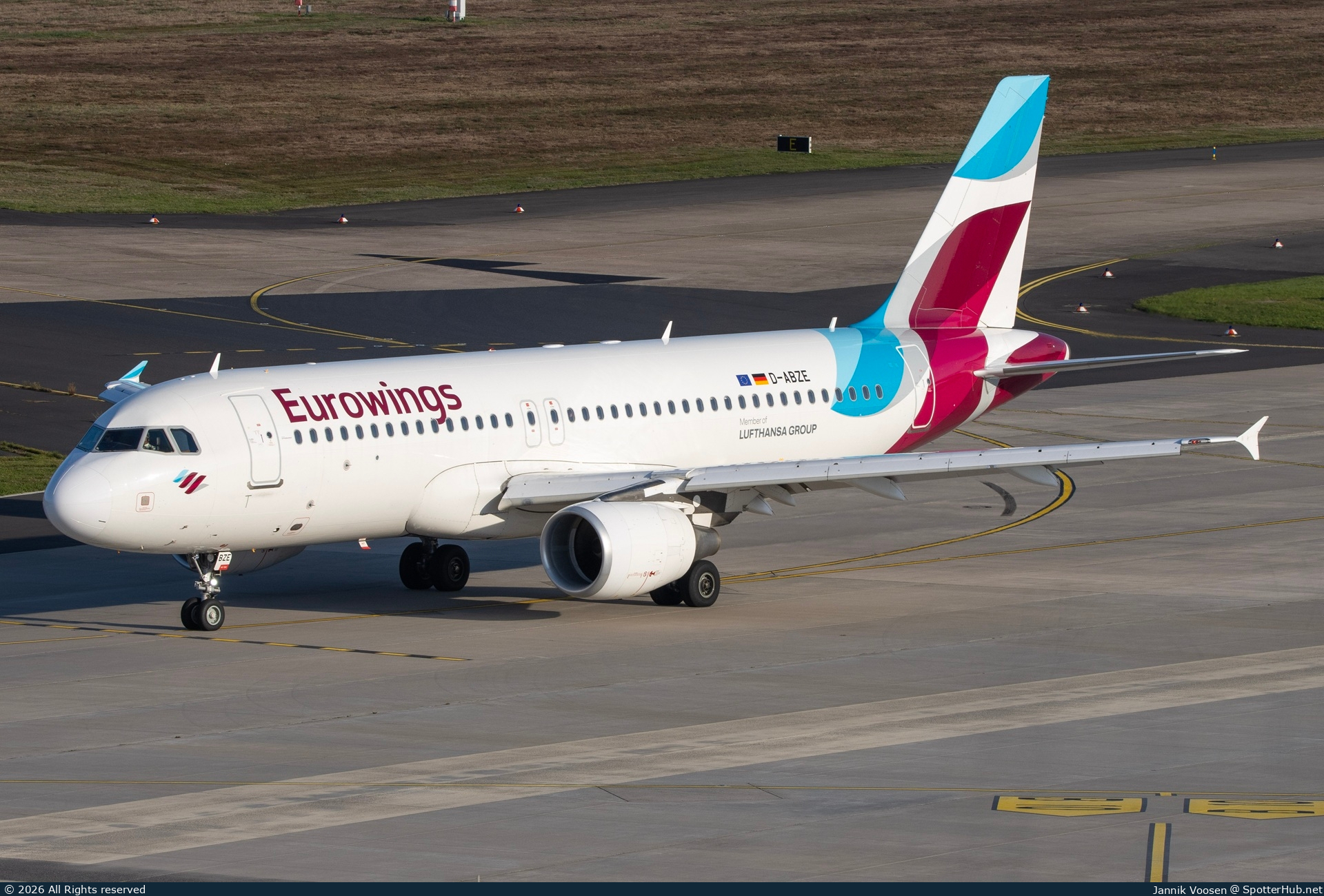 Photo of D-ABZE - Airbus A320-216 operated by Eurowings