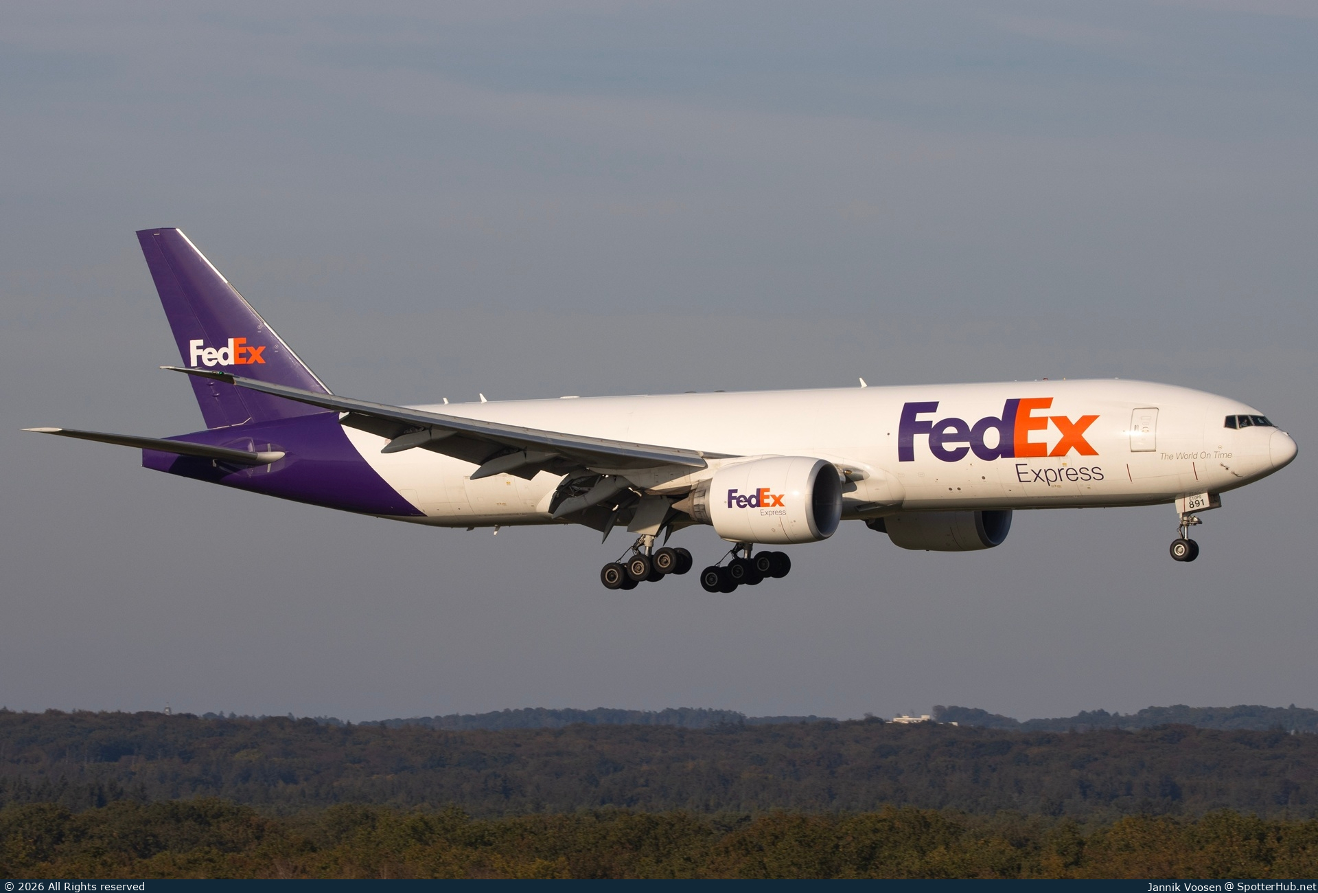 Photo of N891FD - Boeing 777-FS2 operated by FedEx