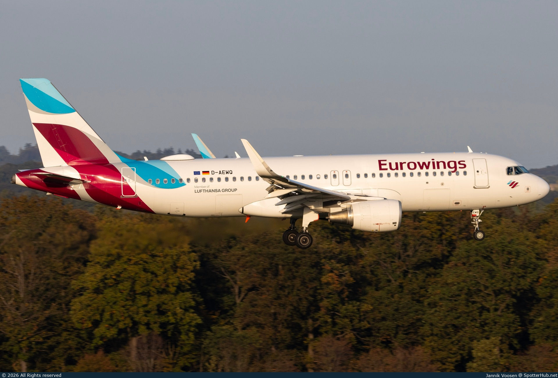 Photo of D-AEWQ - Airbus A320-214 operated by Eurowings
