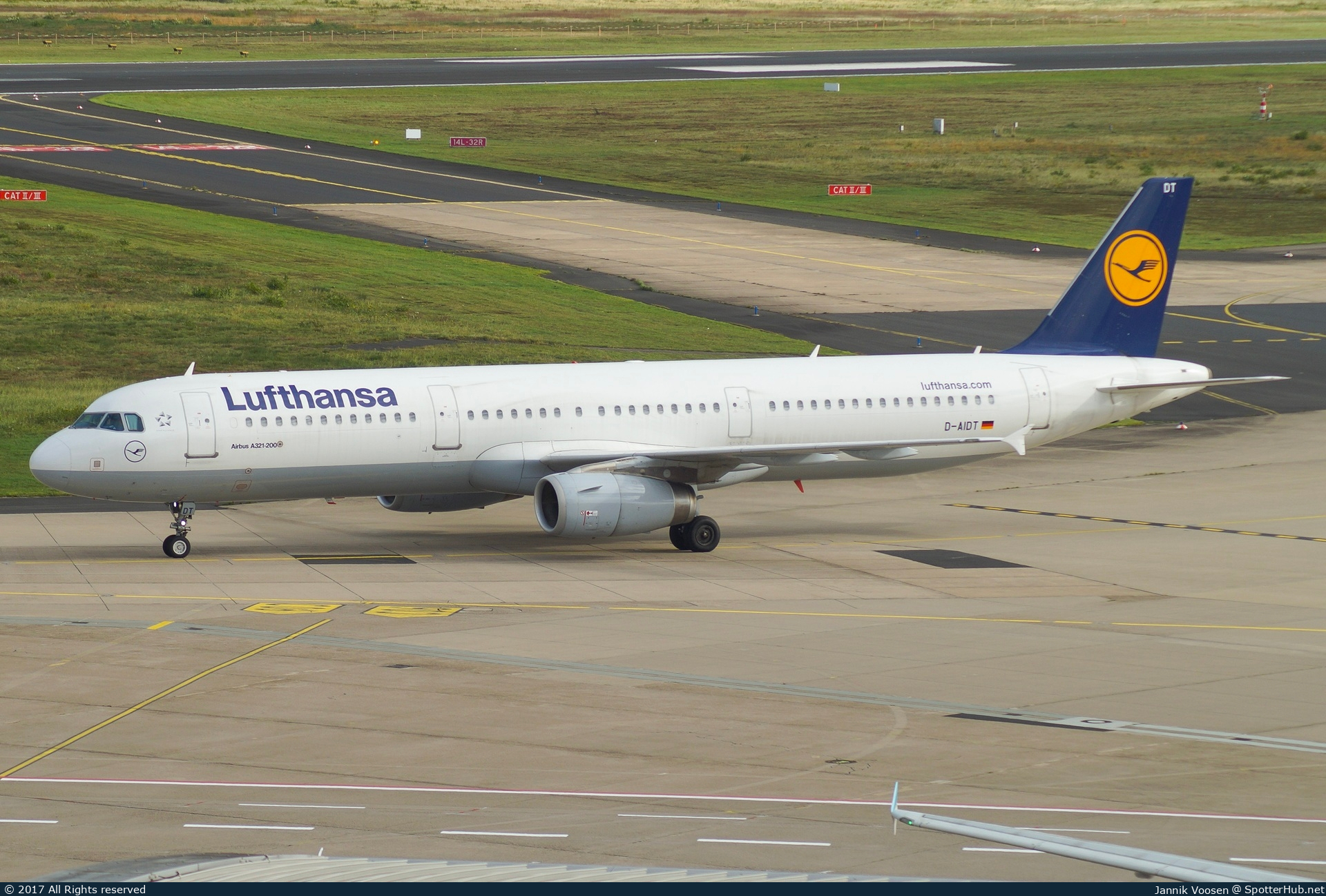 Photo of D-AIDT - Airbus A321-231 operated by Lufthansa