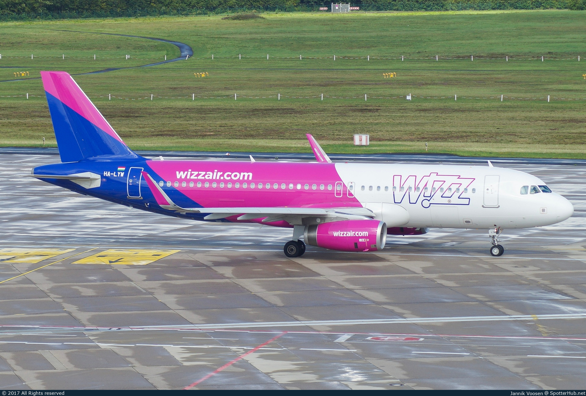 Photo of HA-LYW - Airbus A320-232 operated by Wizz Air