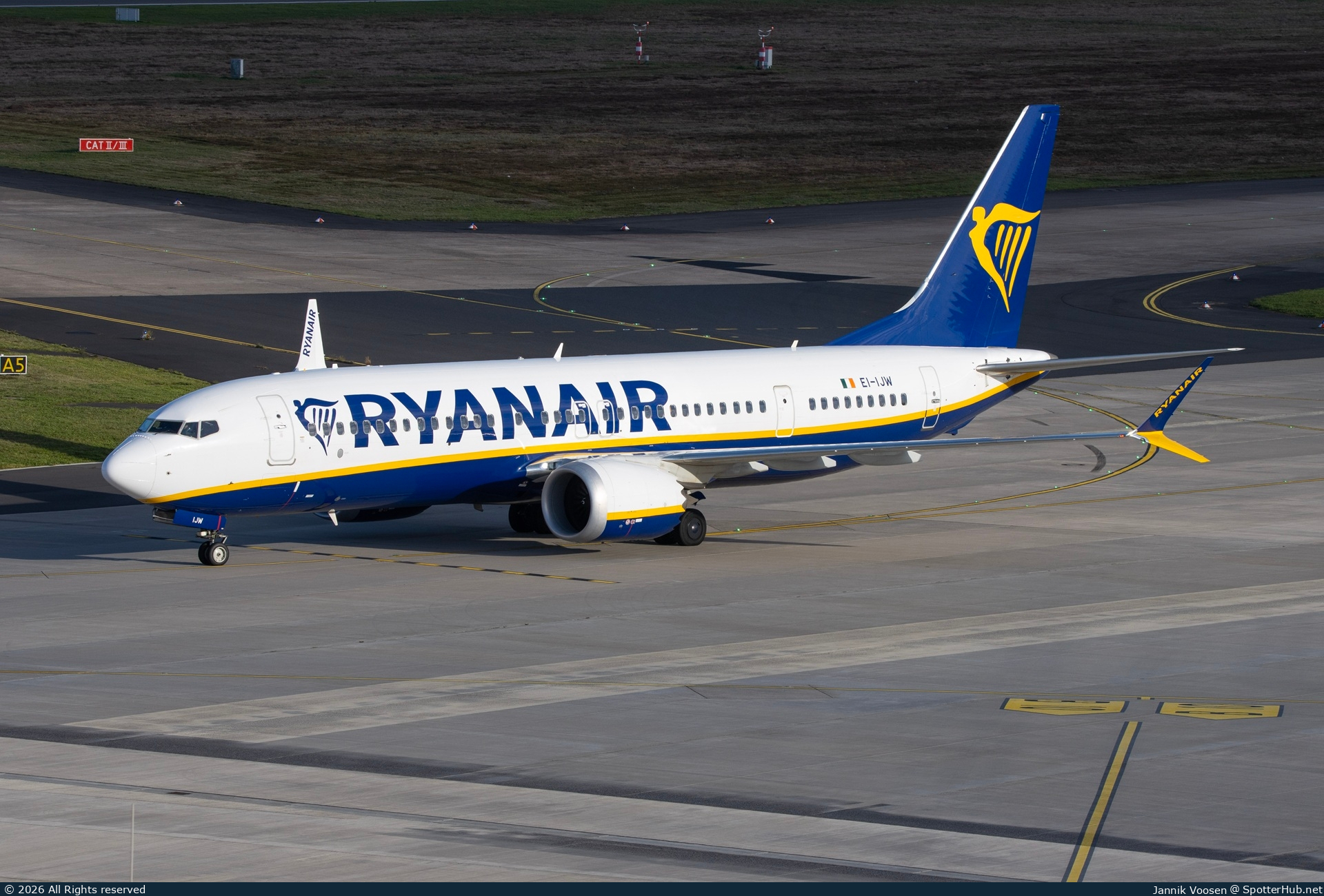 Photo of EI-IJW - Boeing 737 MAX 8-200 operated by Ryanair