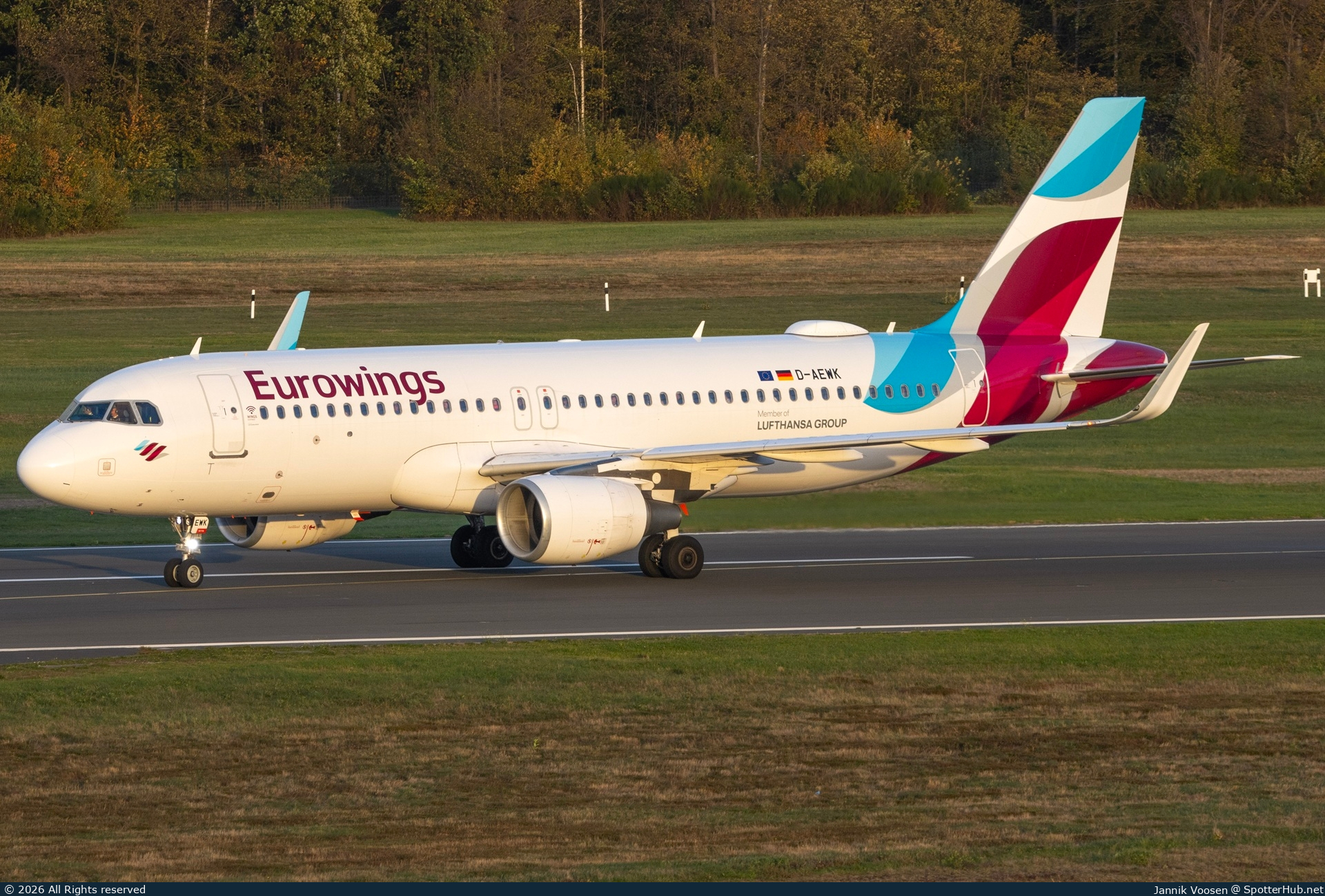 Photo of D-AEWK - Airbus A320-214 operated by Eurowings