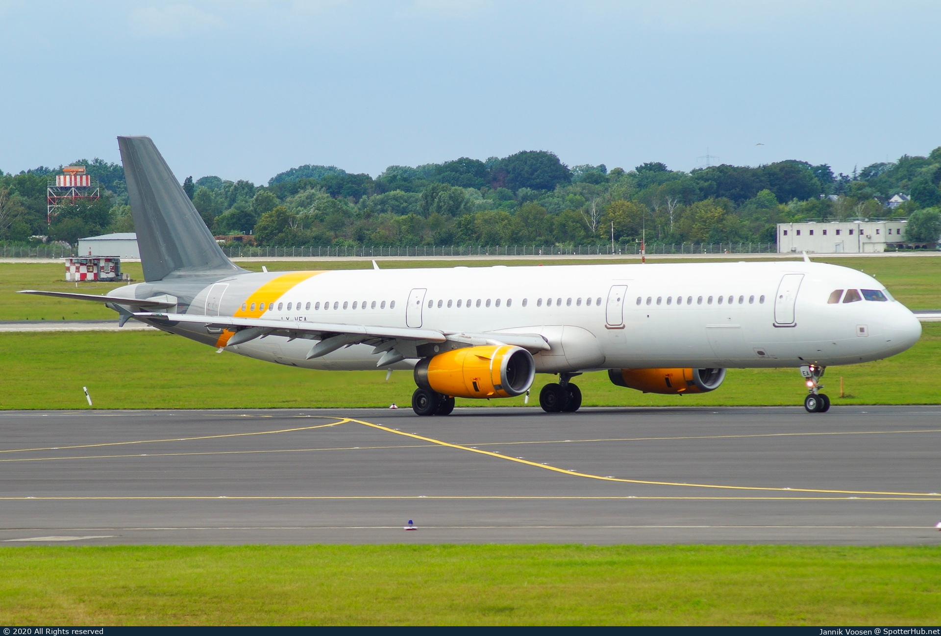 Photo of LY-VEA - Airbus A321-231 operated by Thomas Cook Airlines (opb Avion Express)