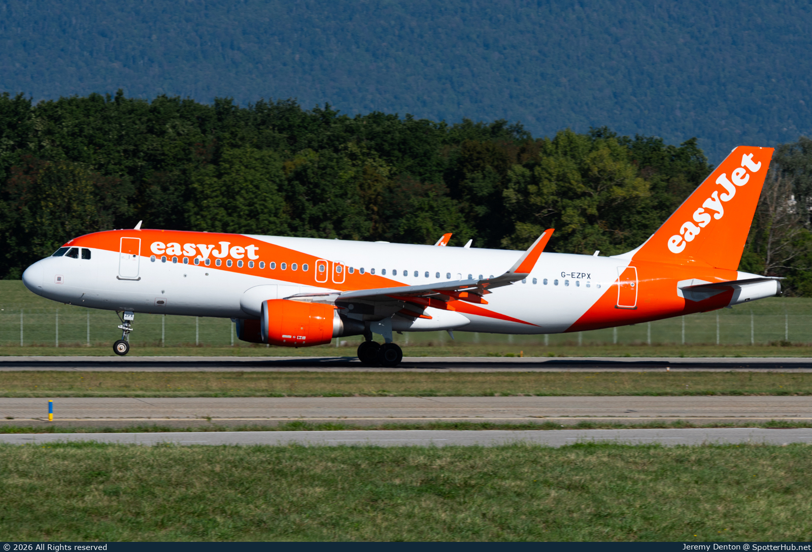 Photo of G-EZPX - Airbus A320-214 operated by easyJet