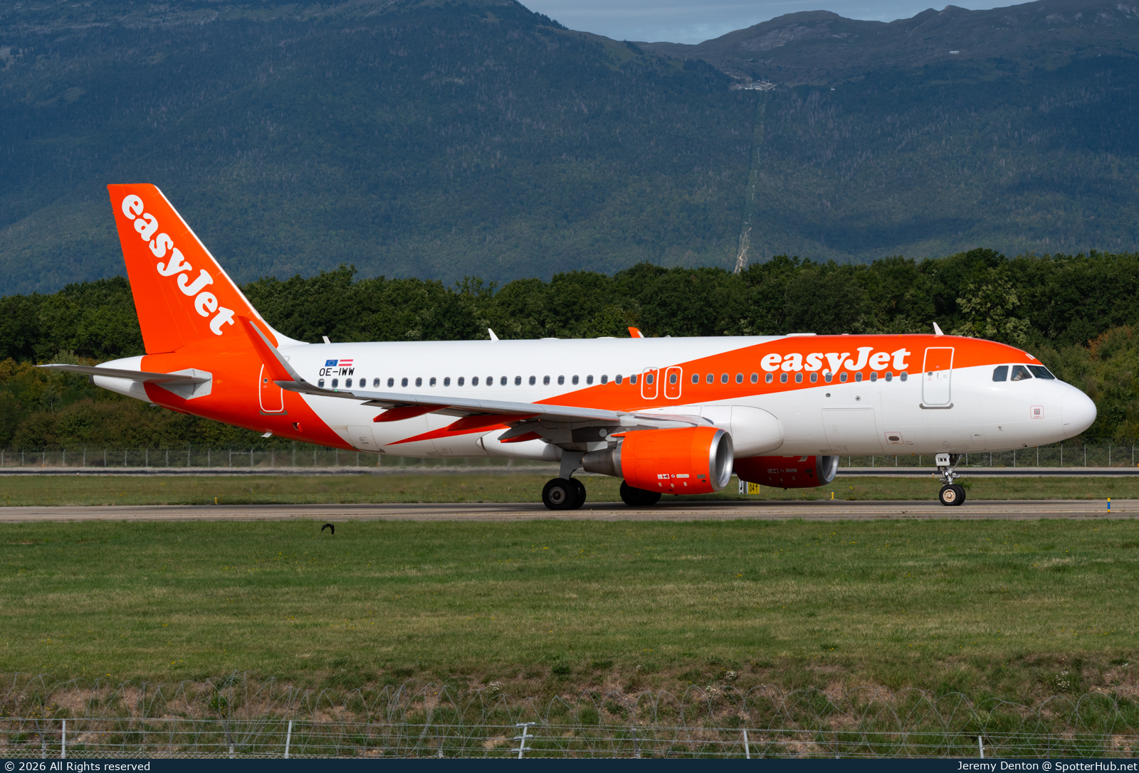 Photo of OE-IWW - Airbus A320-214 operated by easyJet Europe