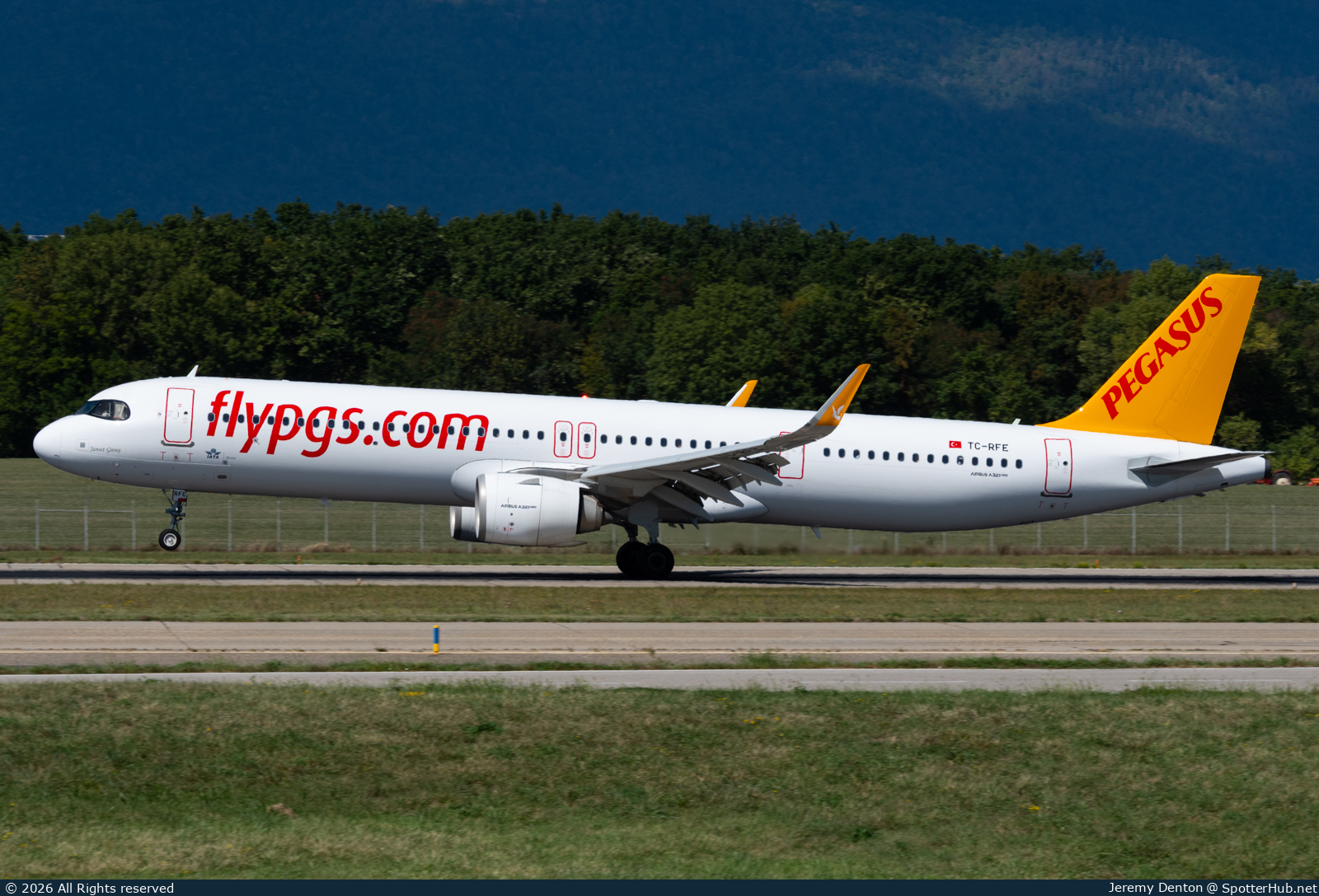 Photo of TC-RFE - Airbus A321-251NX operated by Pegasus Airlines