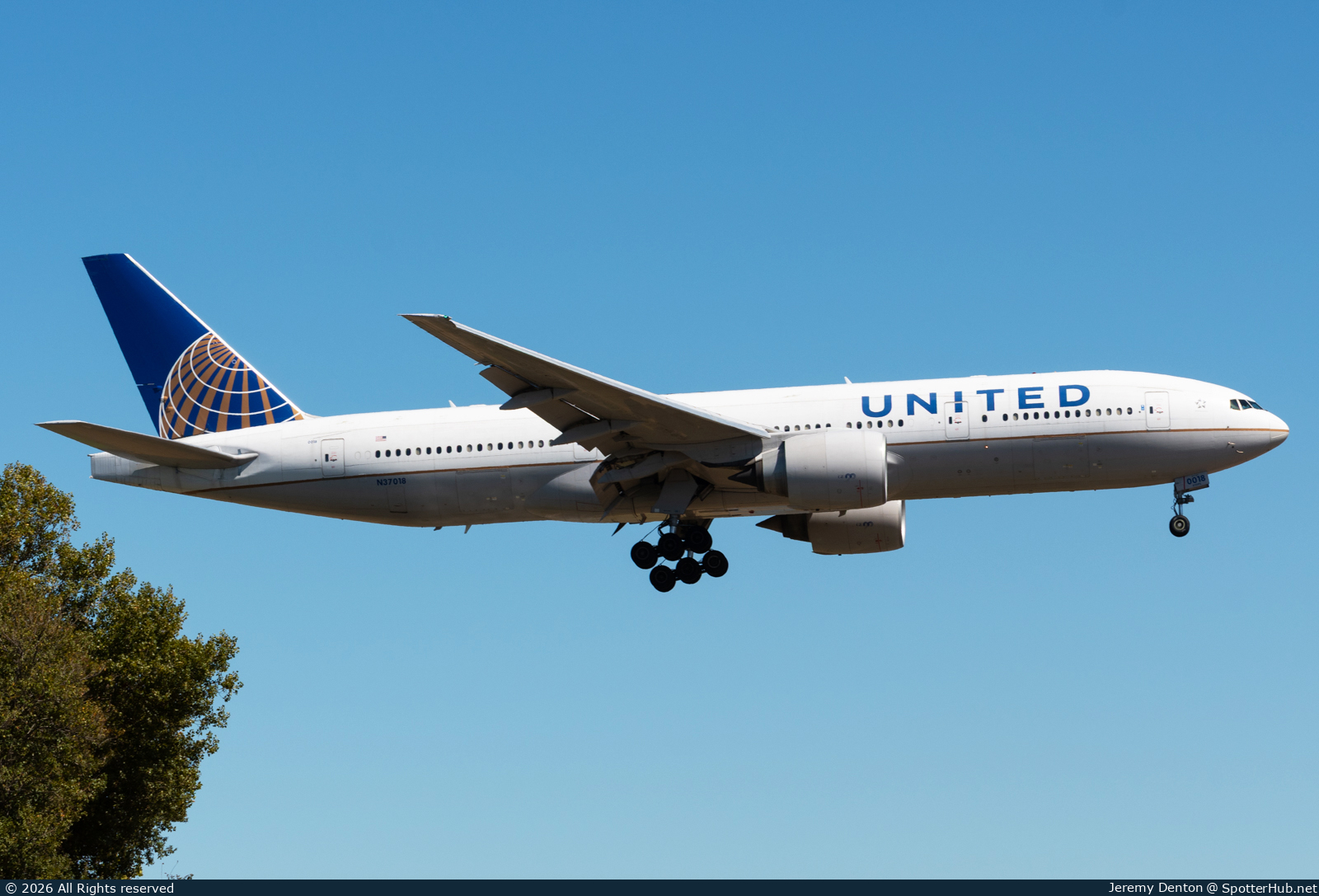 Photo of N37018 - Boeing 777-224(ER) operated by United Airlines