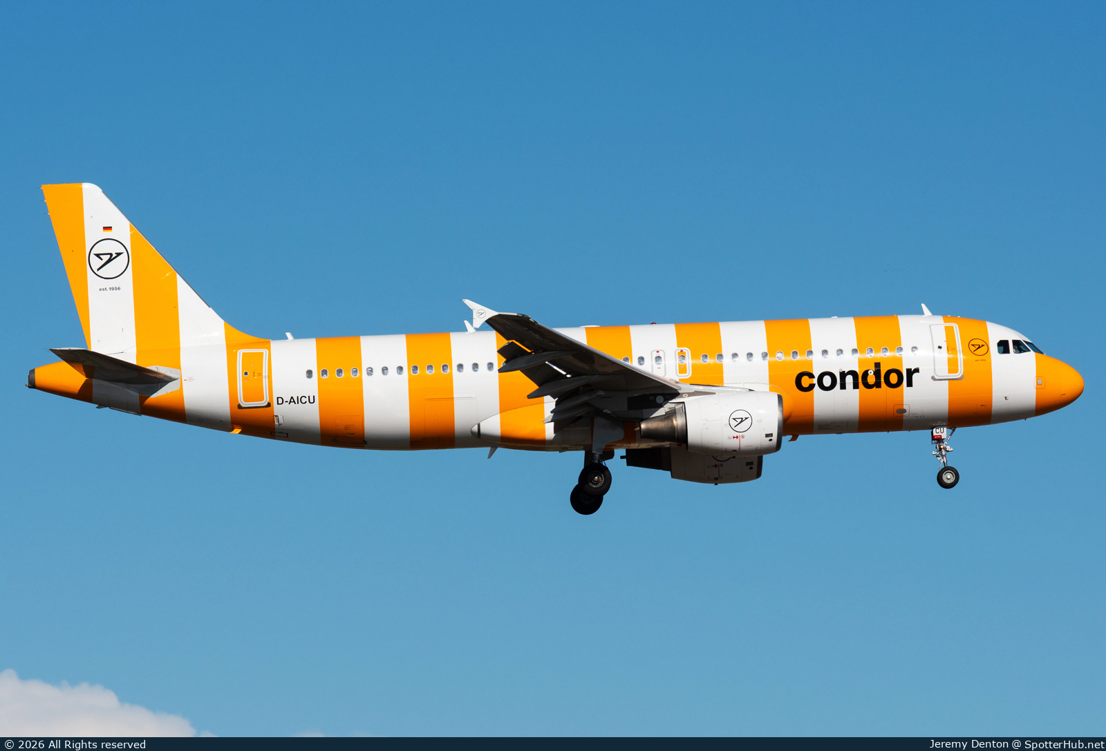 Photo of D-AICU - Airbus A320-214 operated by Condor