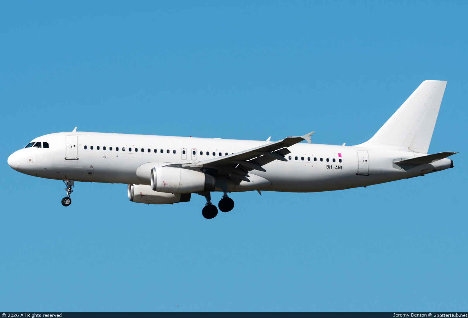 Photo of 9H-AMI - Airbus A320-232 operated by Avion Express Malta