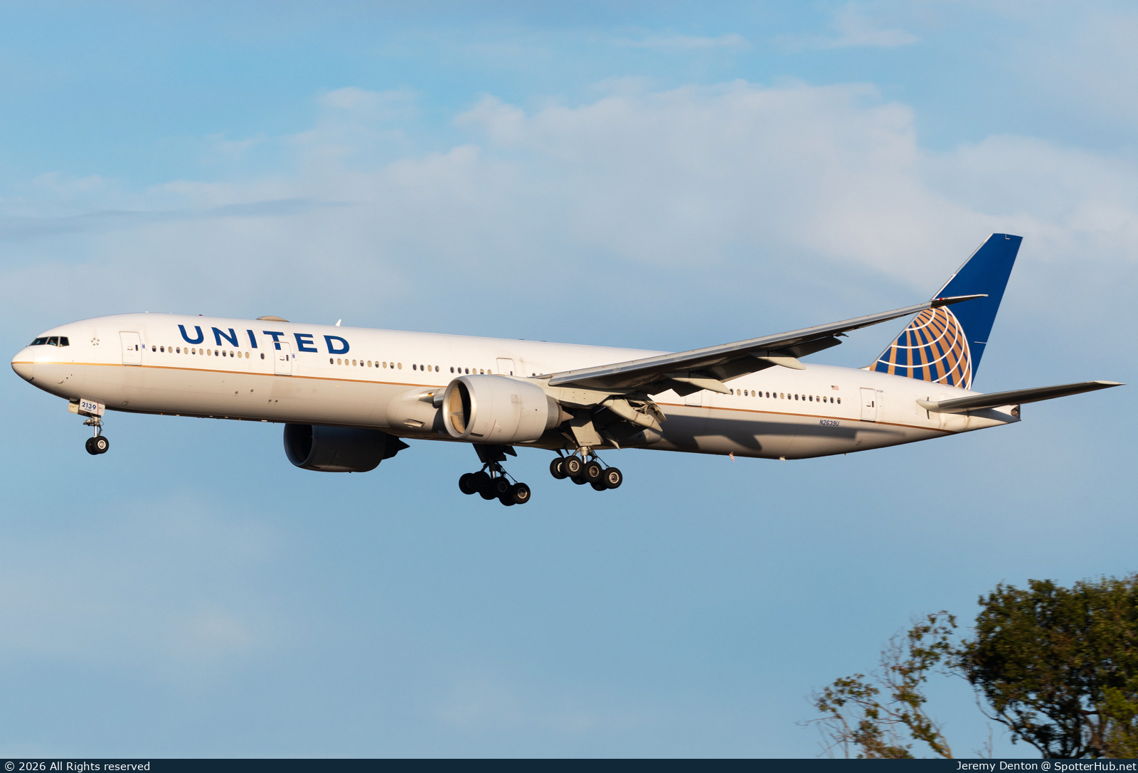 Photo of N2639U - Boeing 777-322(ER) operated by United Airlines
