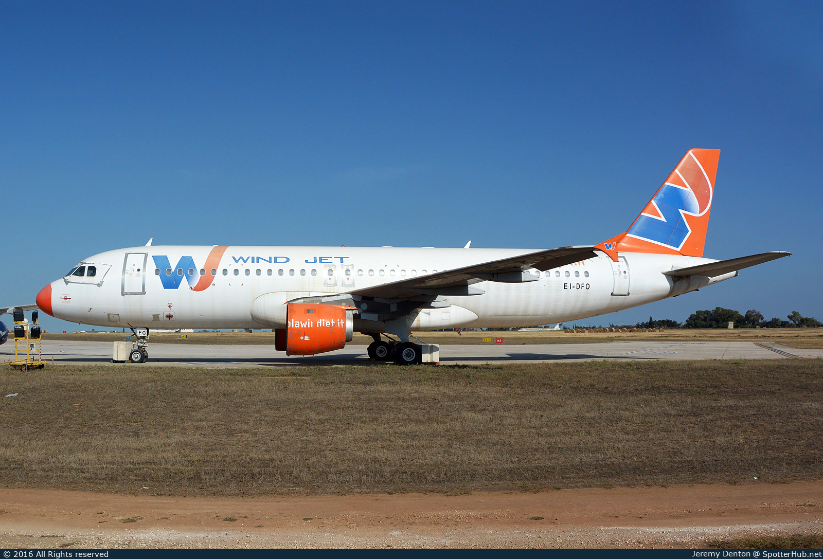 Photo of EI-DFO - Airbus A320-211 operated by Wind Jet