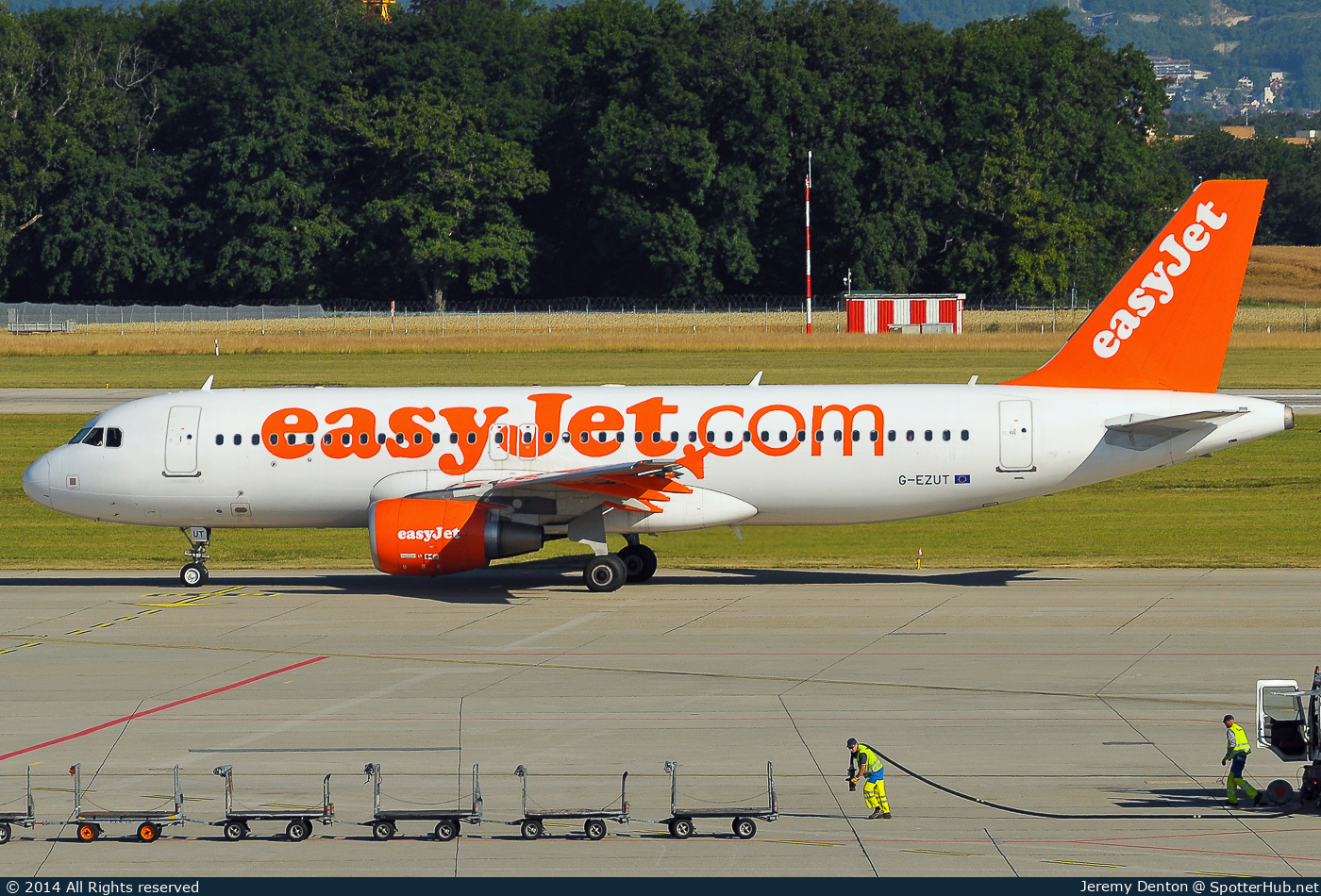 Photo of G-EZUT - Airbus A320-214 operated by easyJet