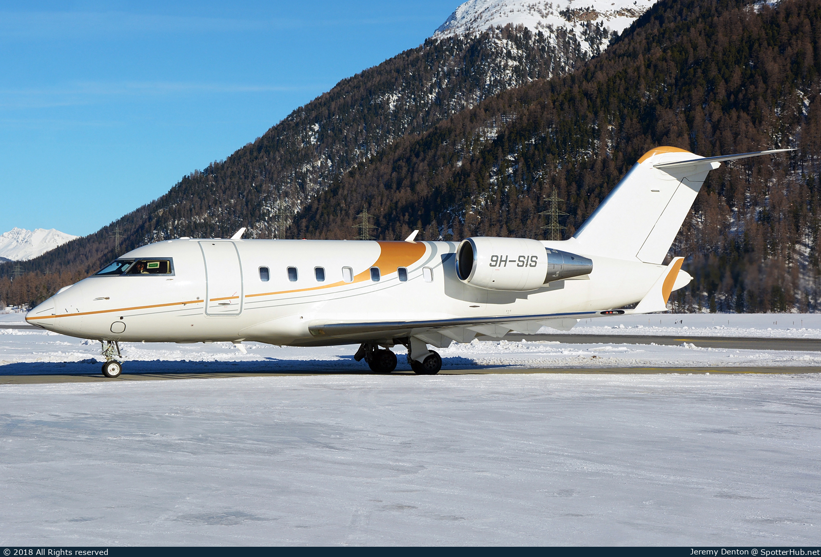 Photo of 9H-SIS - Bombardier Challenger 650 operated by Elitavia Malta
