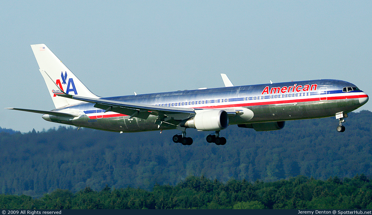 Photo of N345AN - Boeing 767-323(ER) operated by American Airlines