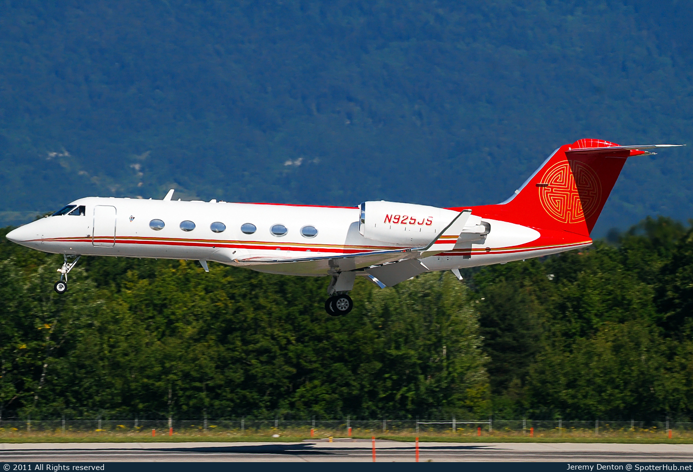 Photo of N925JS - Gulfstream GIV-SP operated by Private